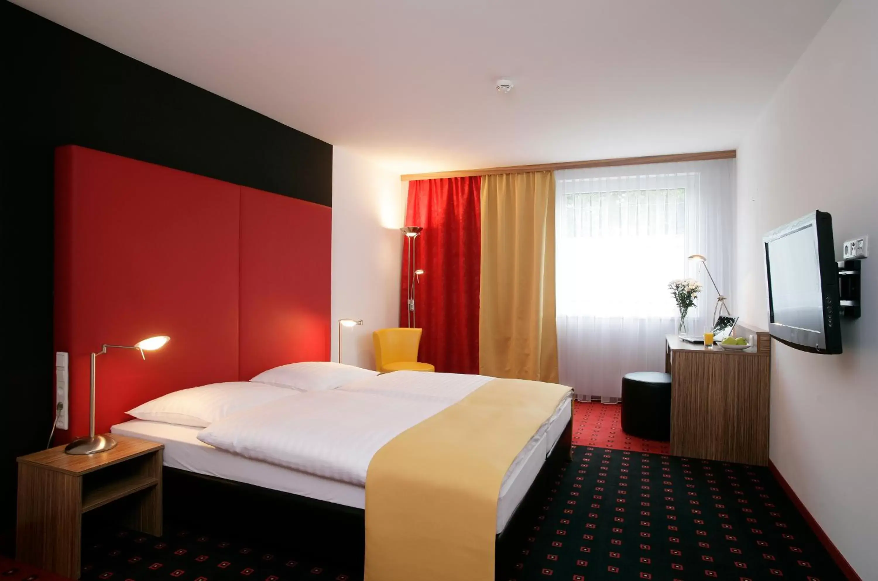 Photo of the whole room, Bed in Senator Hotel Vienna