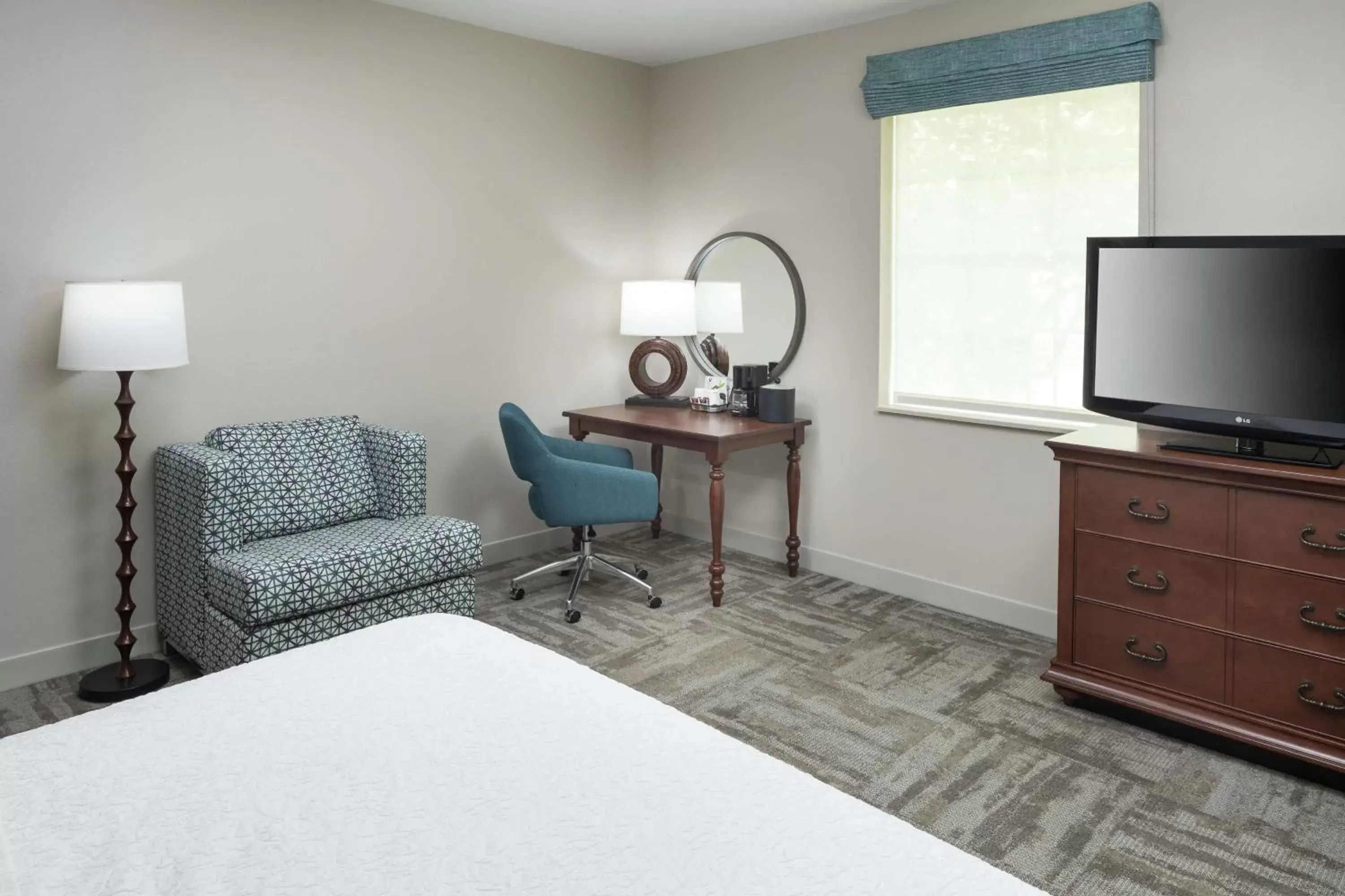 Bedroom, TV/Entertainment Center in Hampton Inn New Smyrna Beach