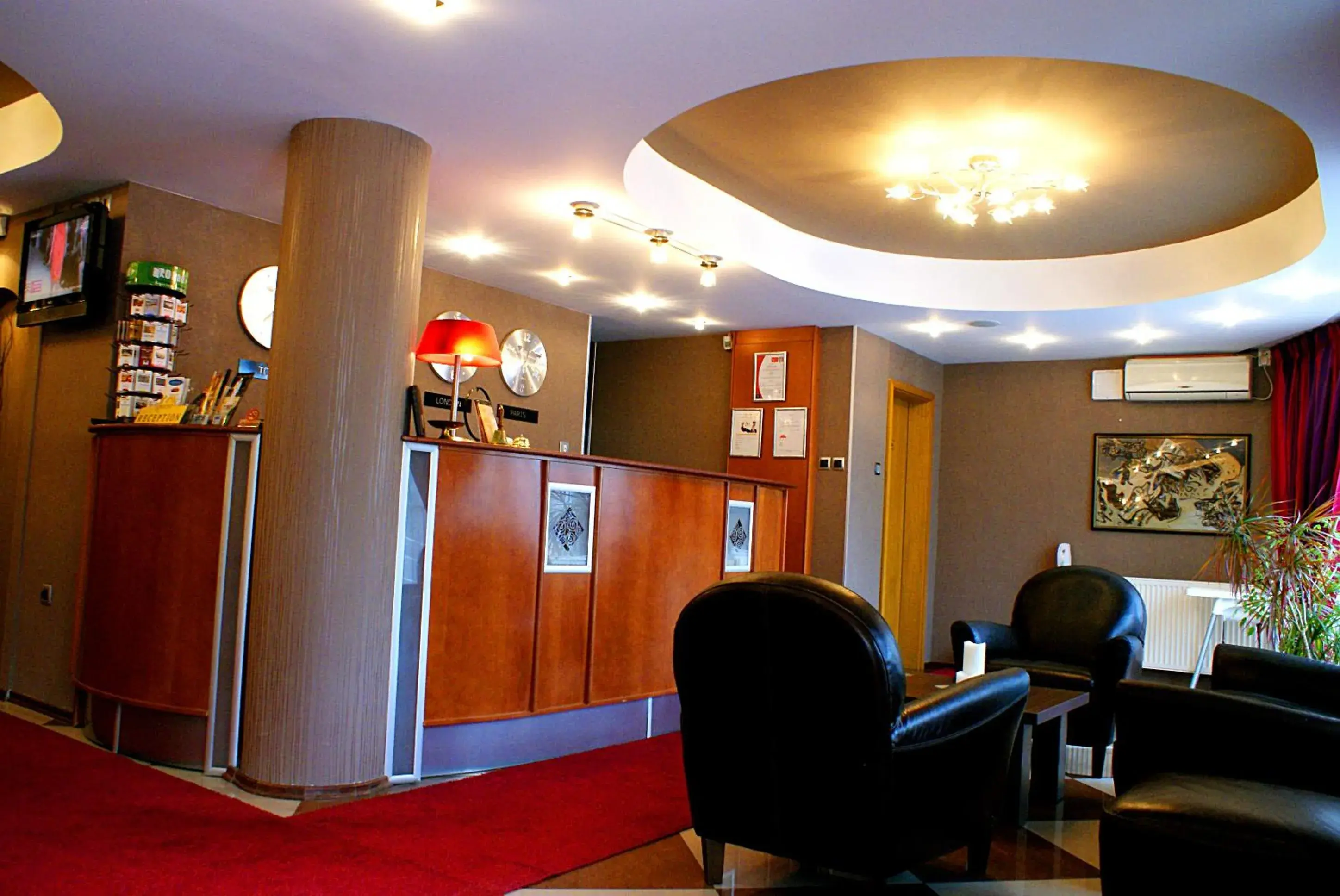 Seating area, Lobby/Reception in Leonardo Hotel