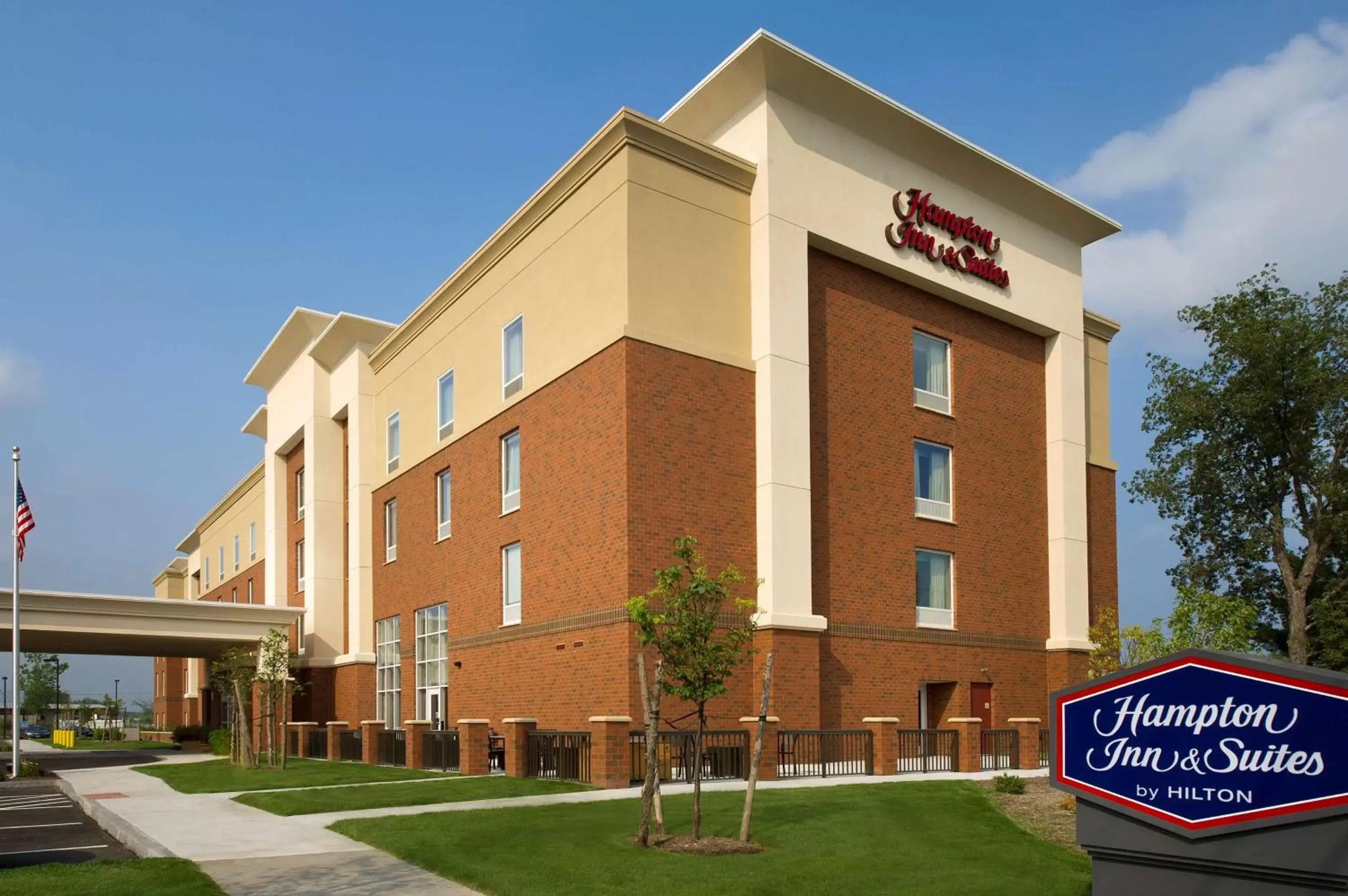 Property building in Hampton Inn & Suites Syracuse/Carrier Circle Property building in Hampton Inn & Suites Syracuse/Carrier Circle