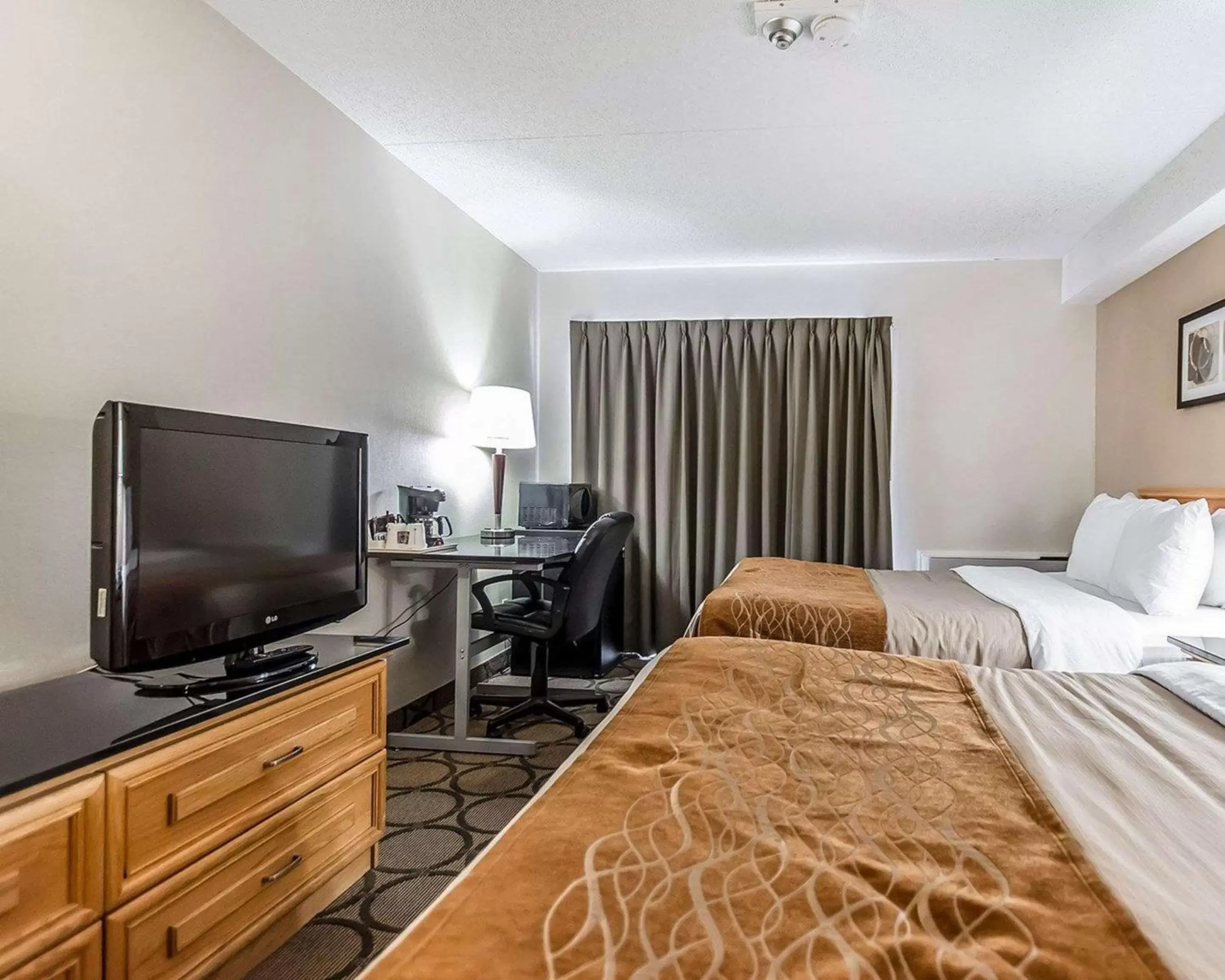 Photo of the whole room, TV/Entertainment Center in Comfort Inn Riviere-du-Loup