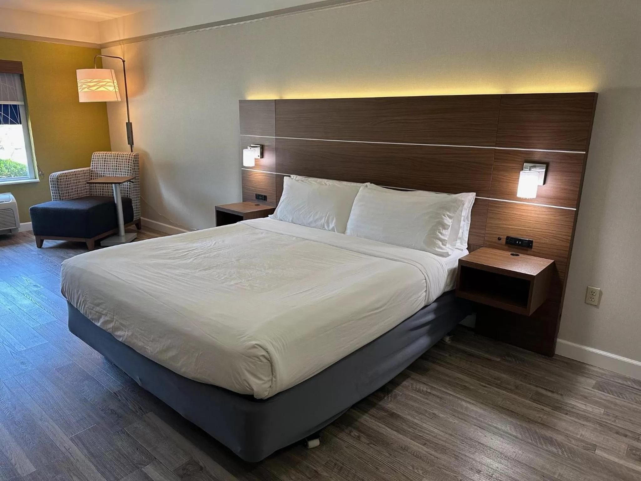 Photo of the whole room, Bed in Holiday Inn Express Hotel & Suites San Dimas by IHG