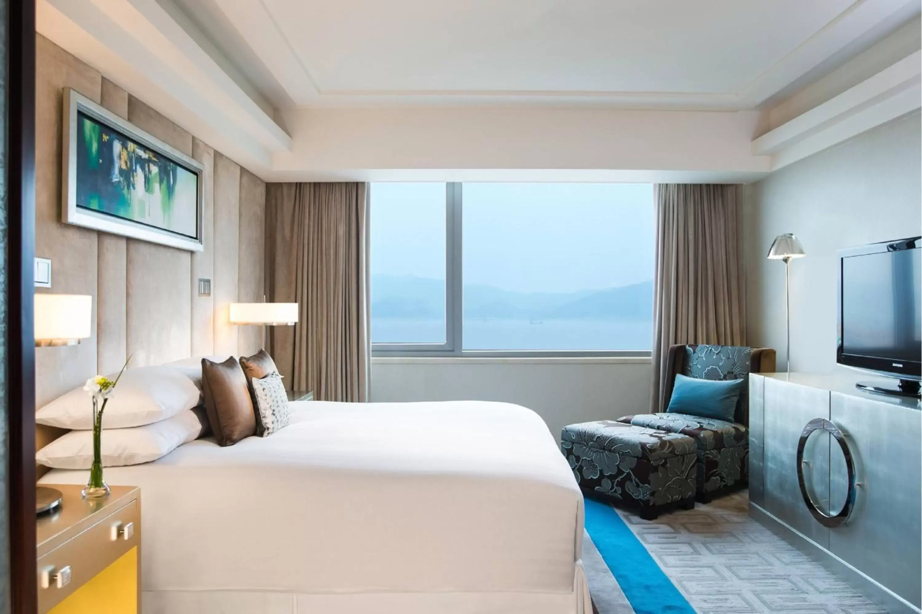 Bedroom in Hong Kong SkyCity Marriott Hotel