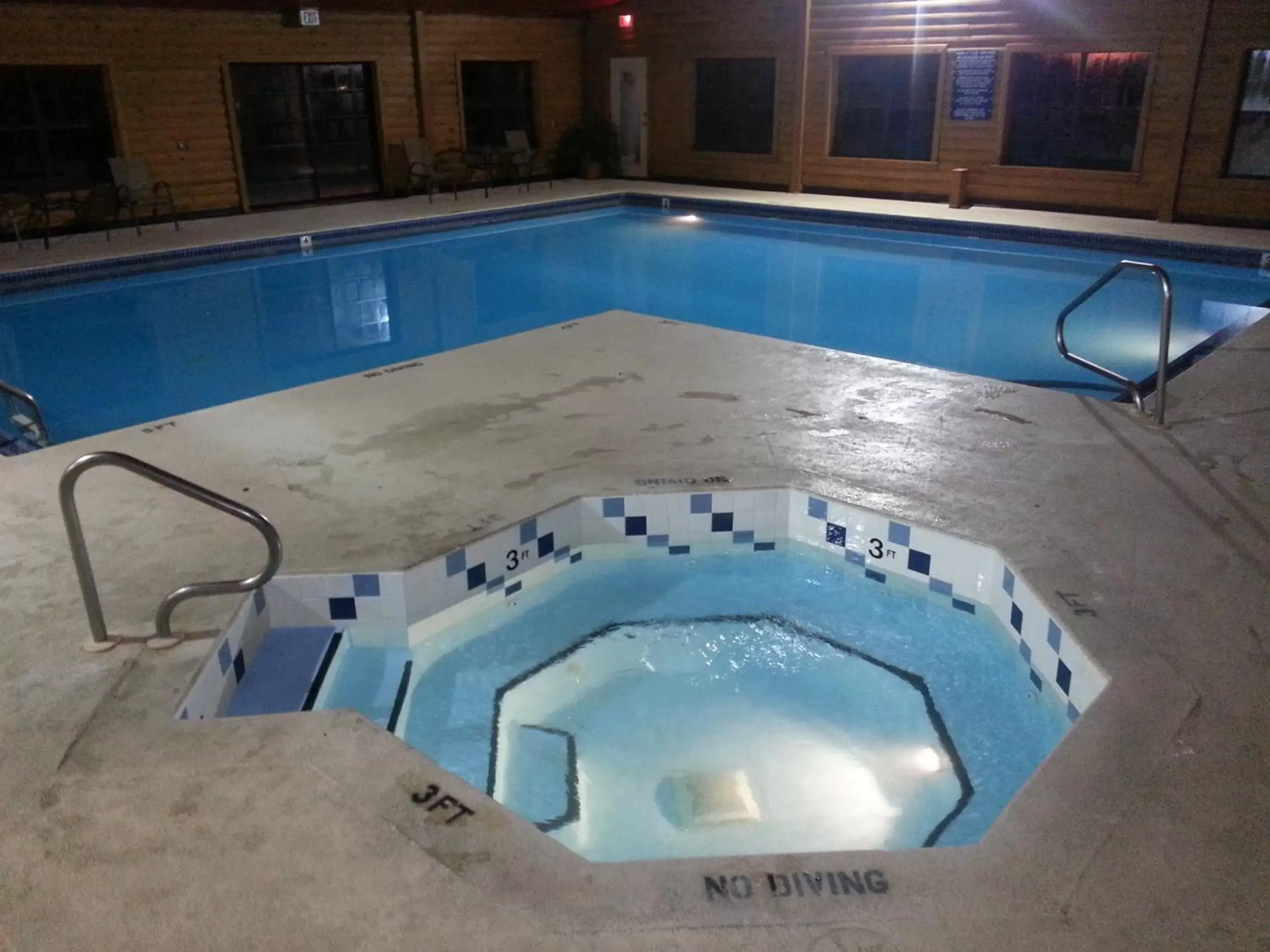 Hot Tub, Swimming Pool in Crown Lake Resort & RV