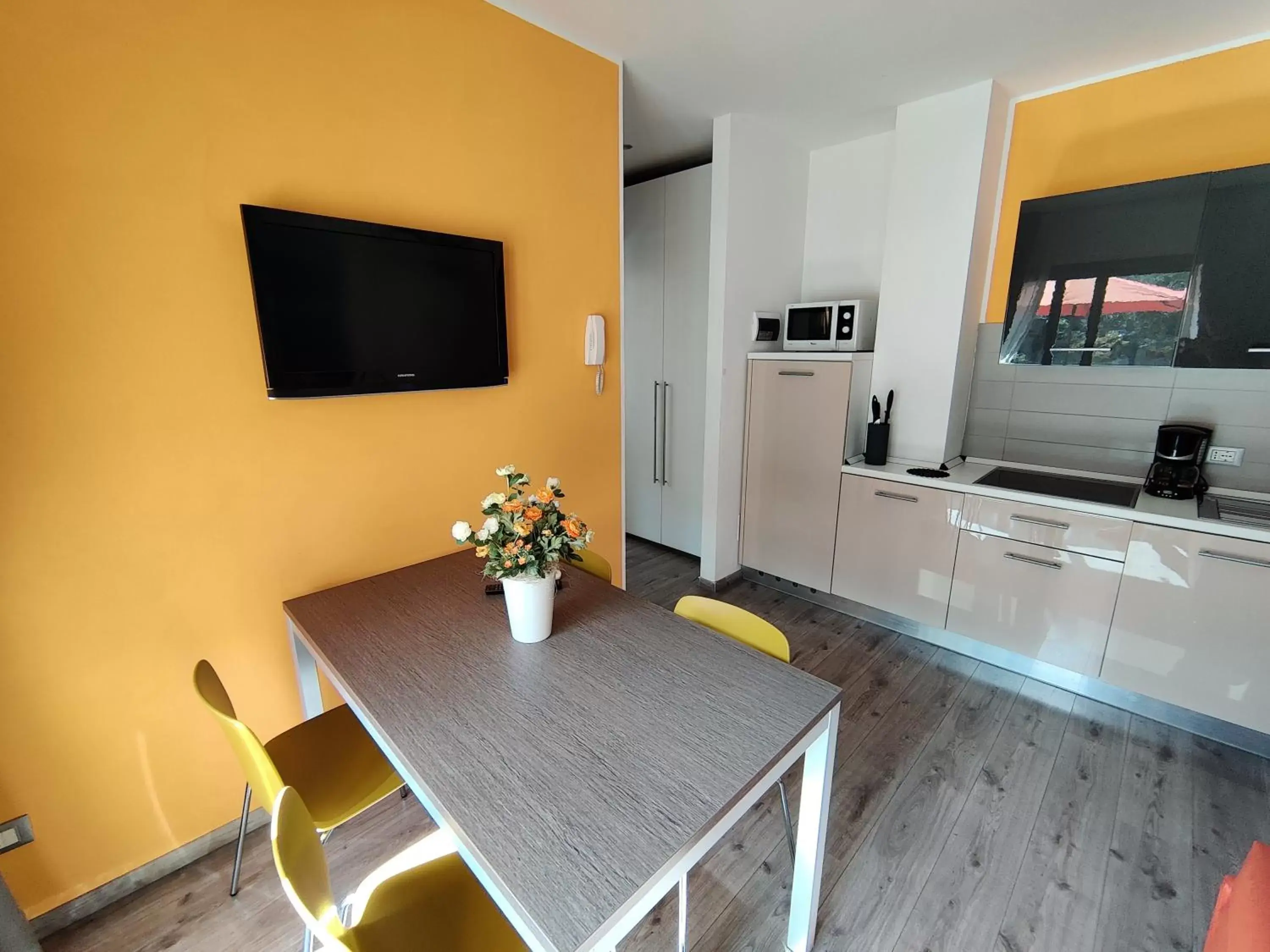 Kitchen or kitchenette, Dining Area in Gardesana Active Apartments