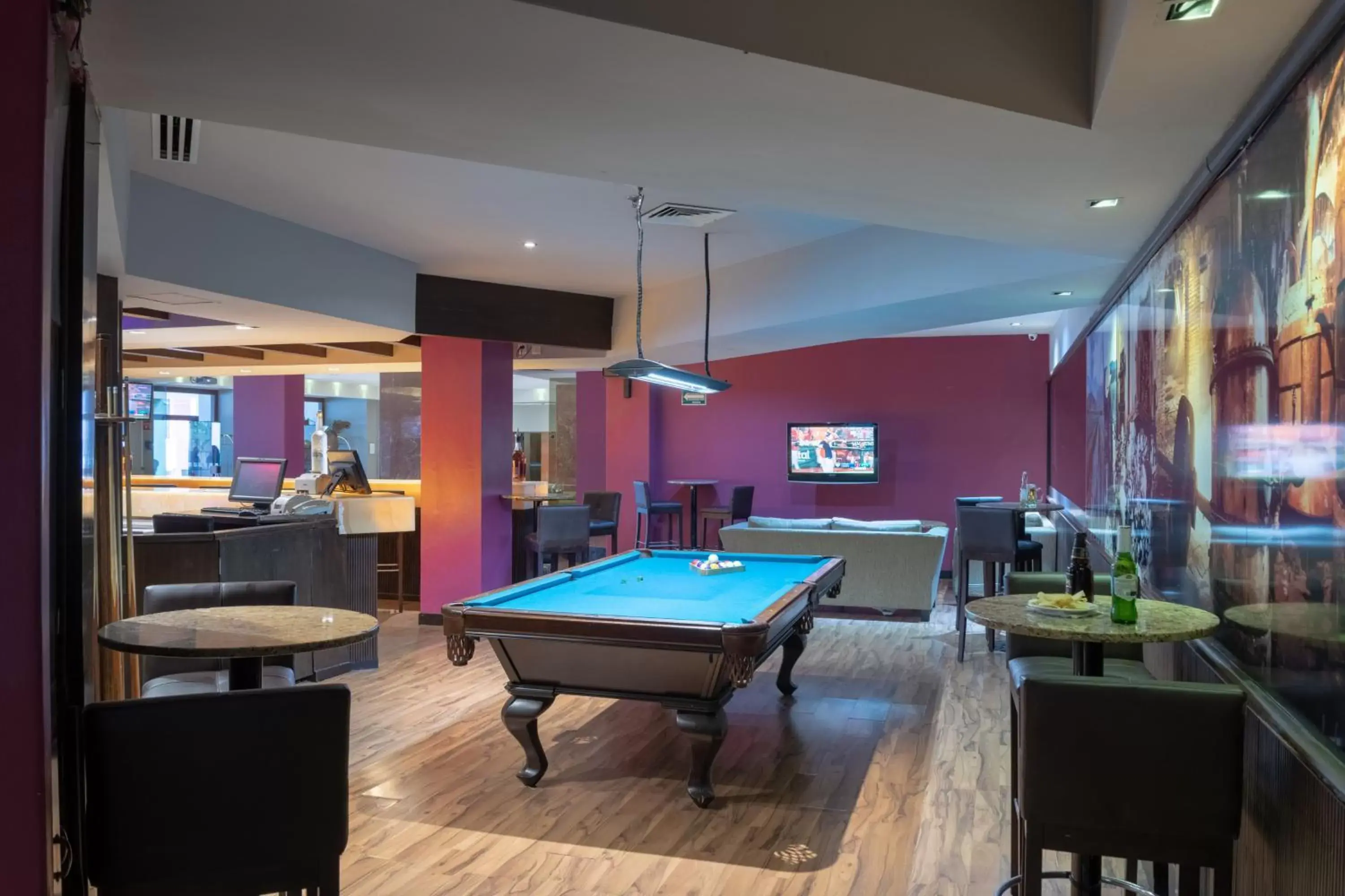 Lounge or bar, Billiards in Holiday Inn Guadalajara Expo Plaza del Sol, an IHG Hotel