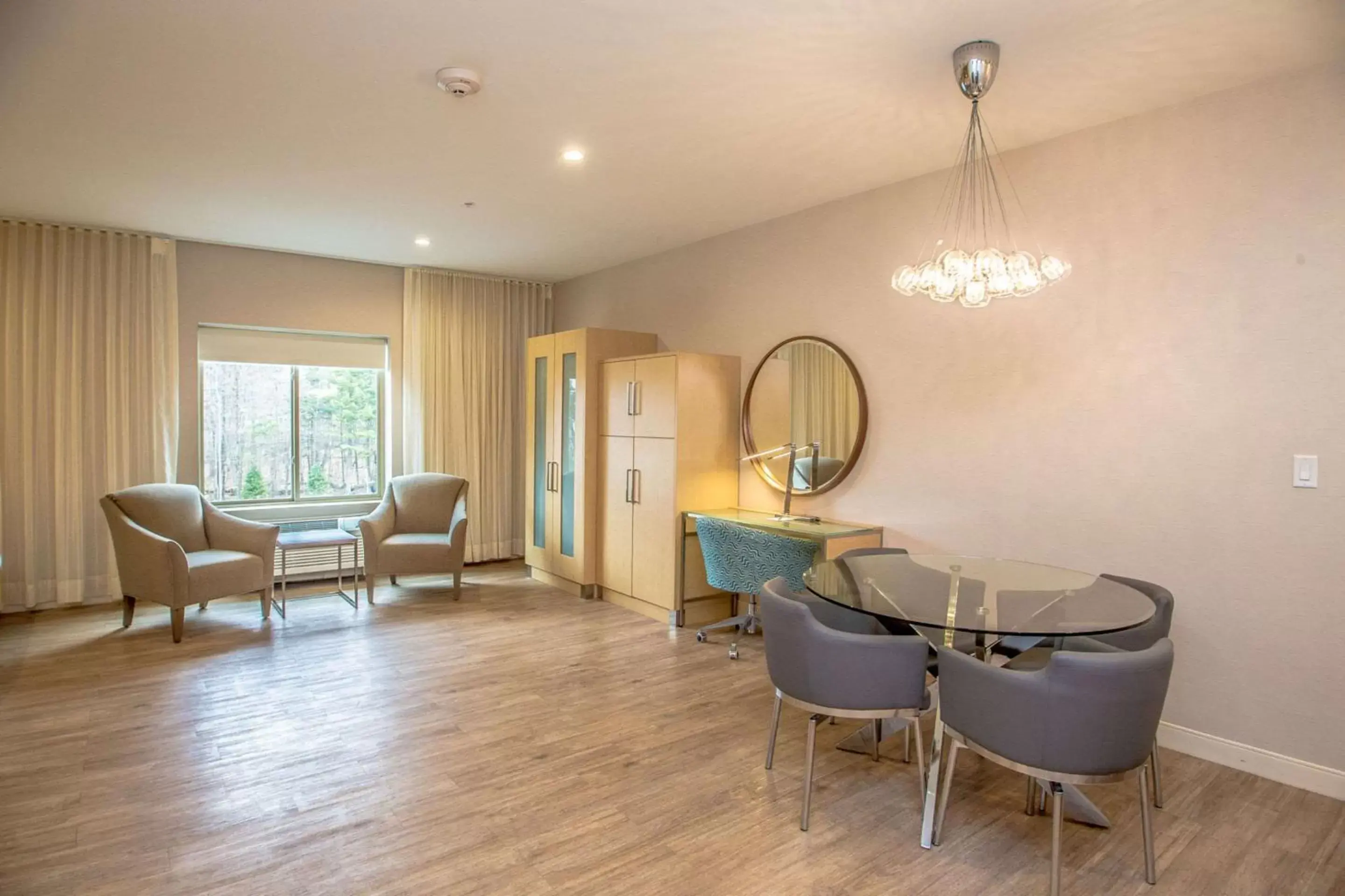 Photo of the whole room, Dining Area in The Chandler at White Mountains, Ascend Hotel Collection