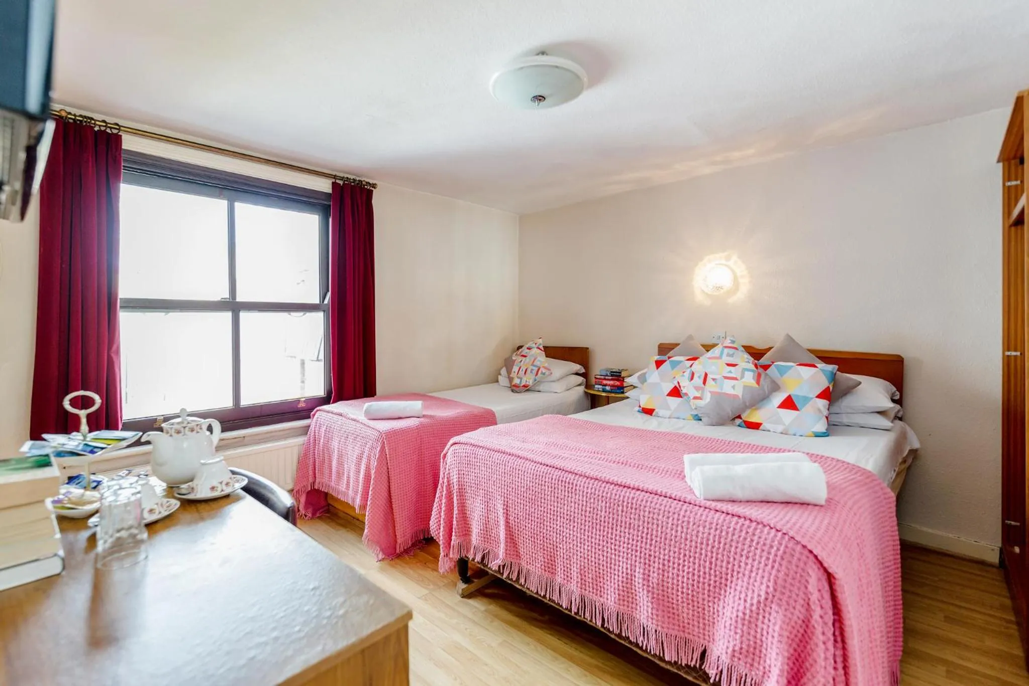 Photo of the whole room, Bed in Russell Square Hotel