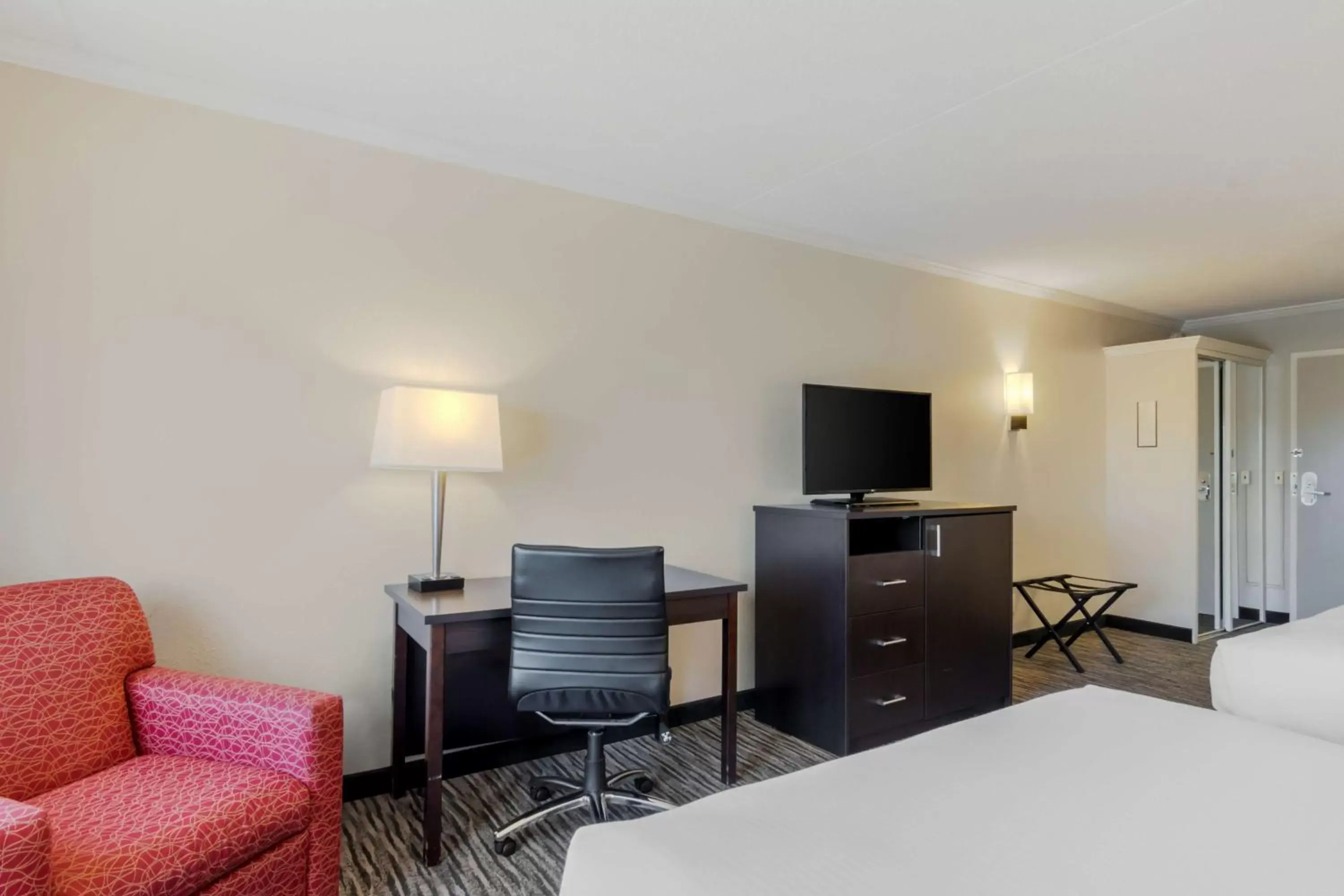 Bedroom, TV/Entertainment Center in Best Western Kirkwood Inn