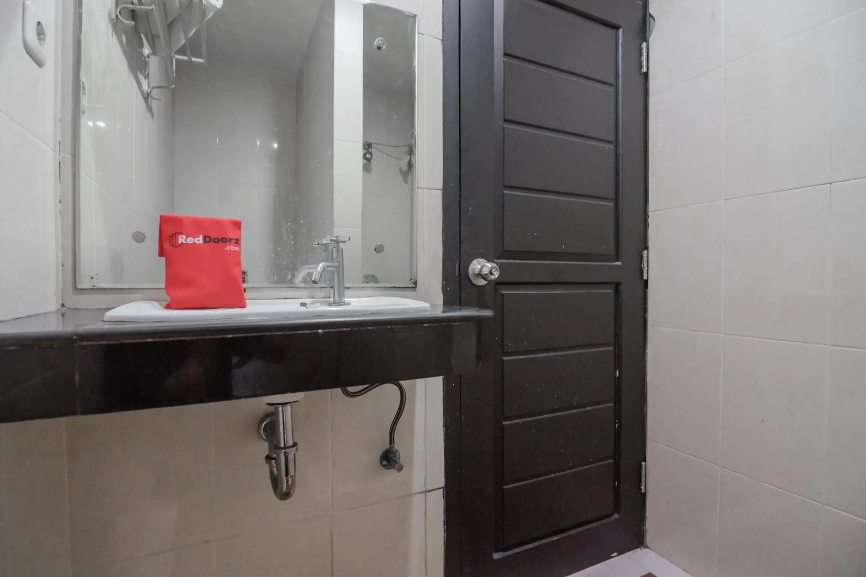 Bathroom in RedDoorz Syariah near Jamtos Jambi