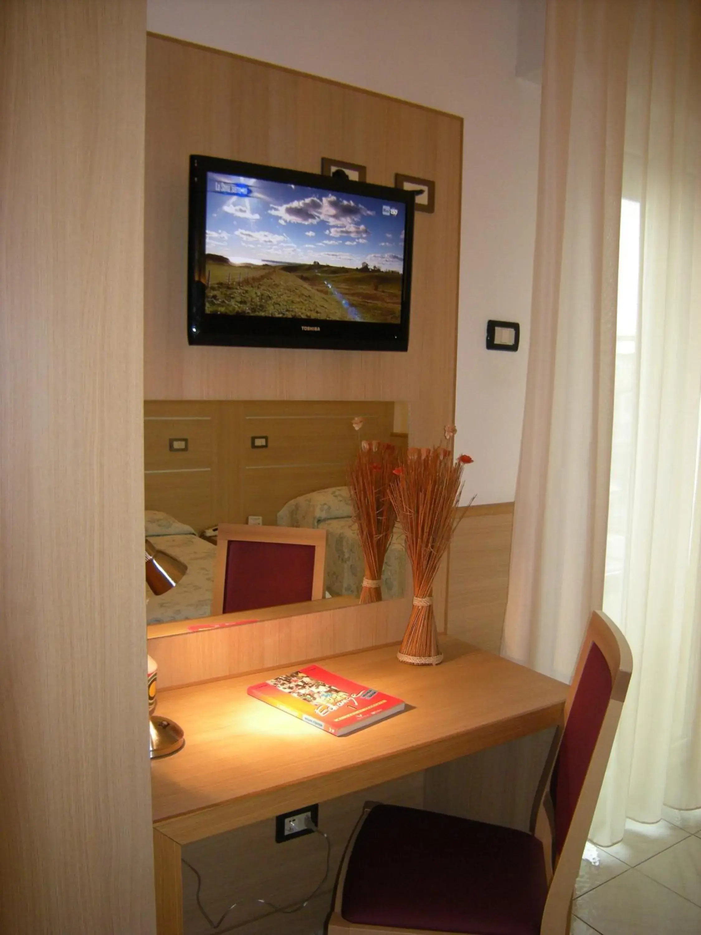 Seating area, TV/Entertainment Center in Hotel San Carlo