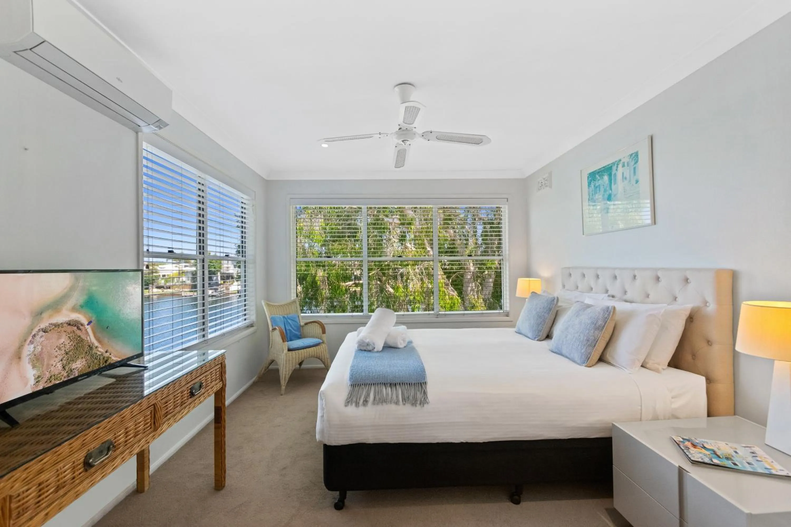 Bed in Noosa Entrance Waterfront Resort