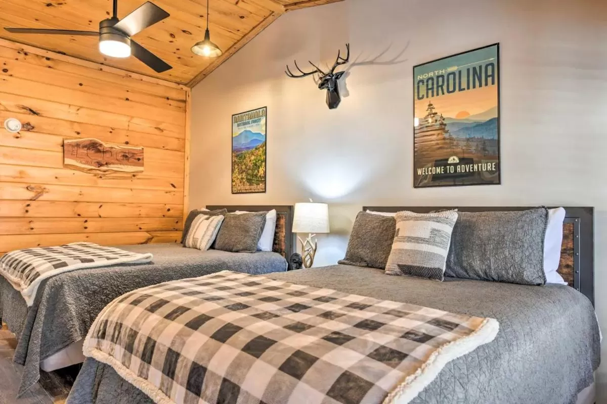 Bed in The Lodge Nantahala River