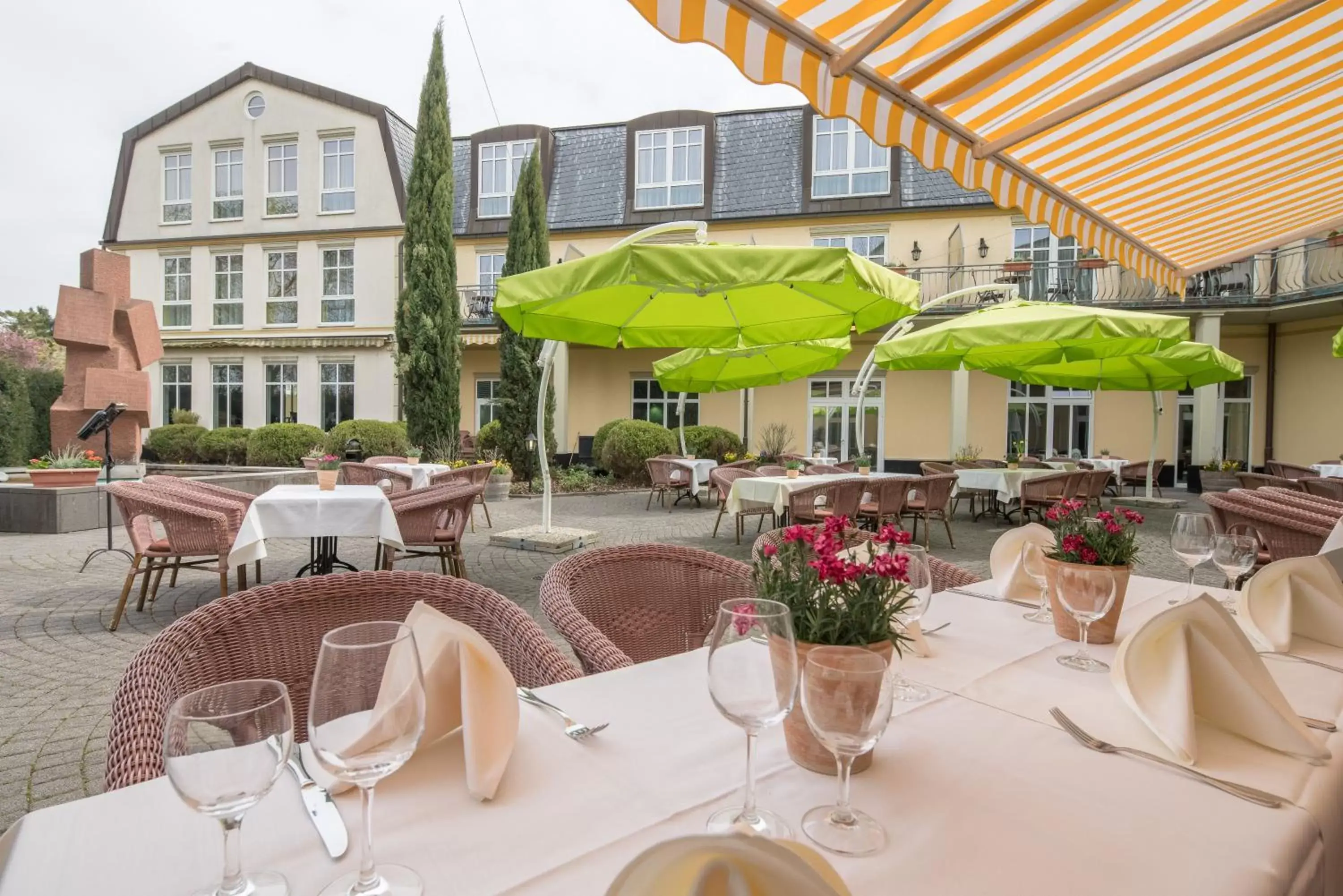 Property building, Restaurant/Places to Eat in Best Western Wein- und Parkhotel