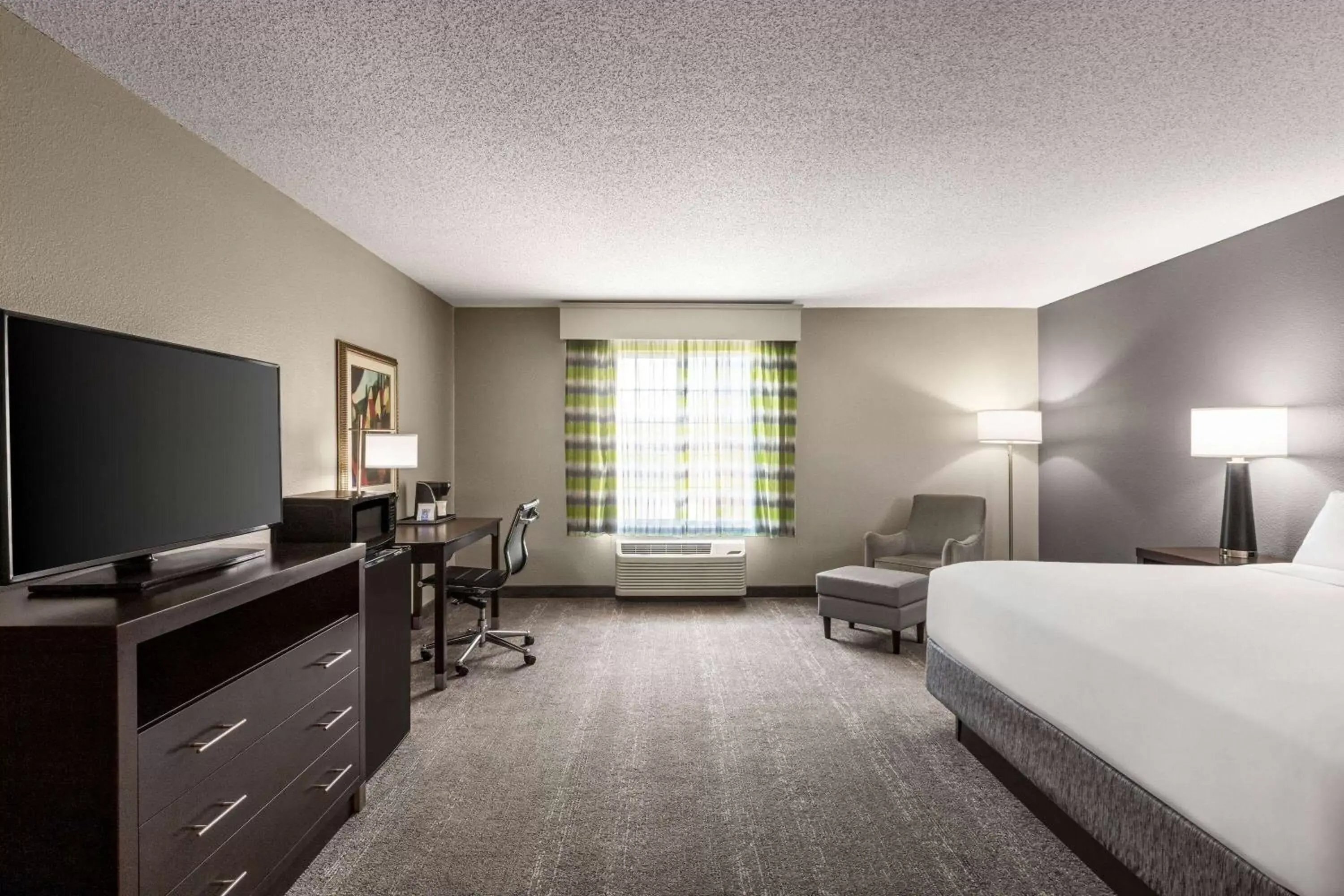 Photo of the whole room, Bed in Wingate by Wyndham Port Wentworth Savannah Area Photo of the whole room, Bed in Wingate by Wyndham Port Wentworth Savannah Area