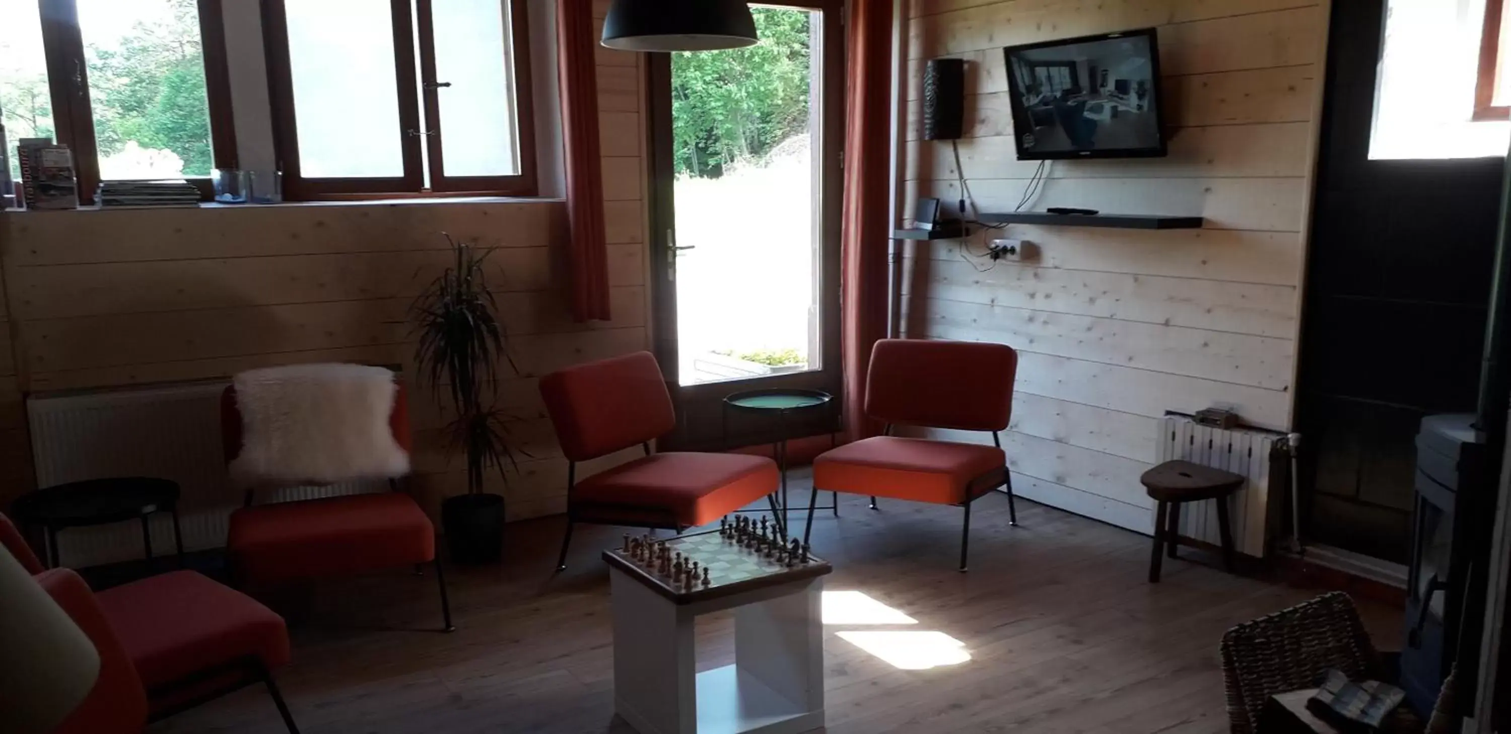 Communal lounge/ TV room, Seating Area in Gîte et chambres d'hôtes le Chêne