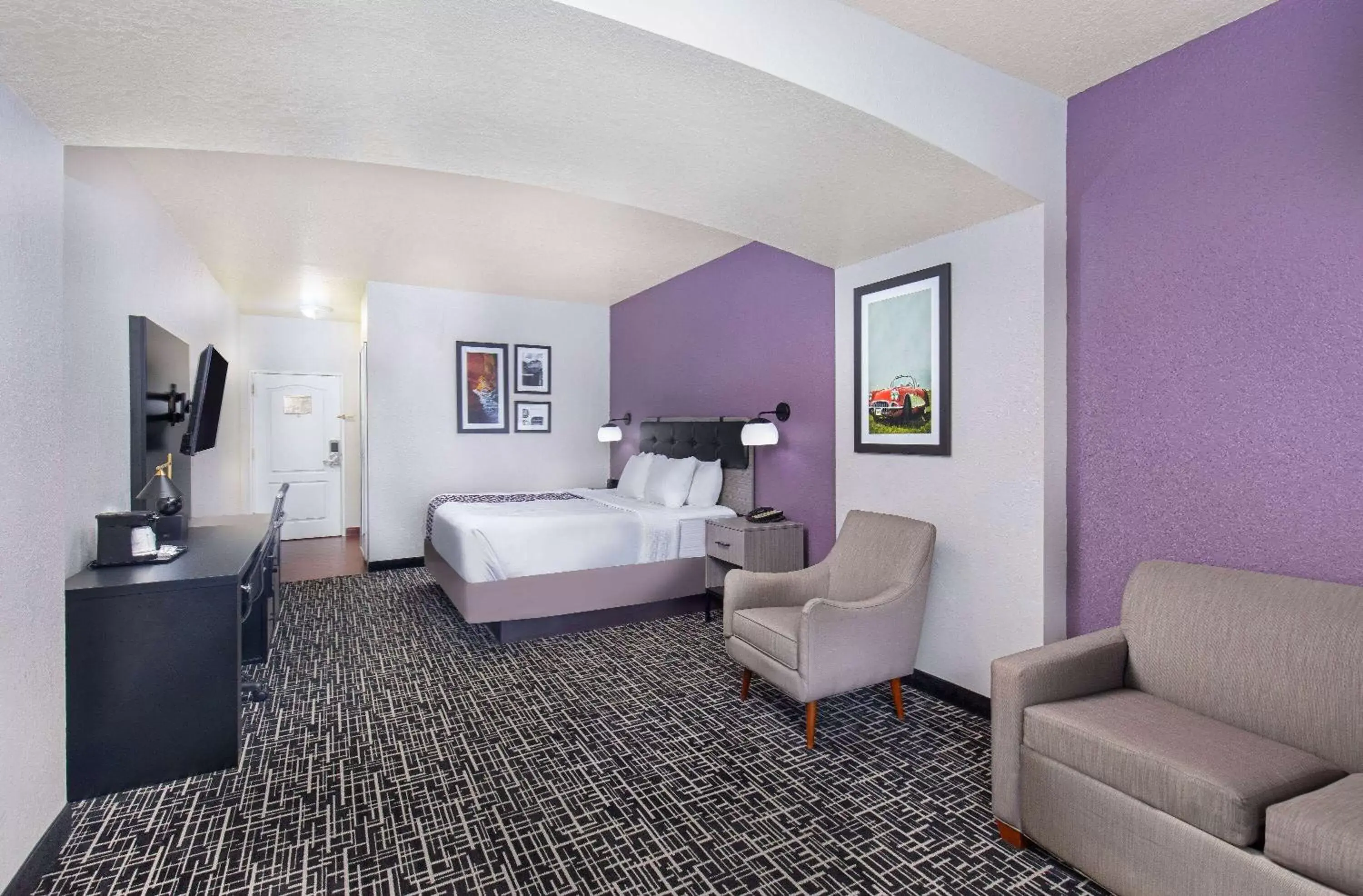Bed, Seating Area in La Quinta by Wyndham Bowling Green