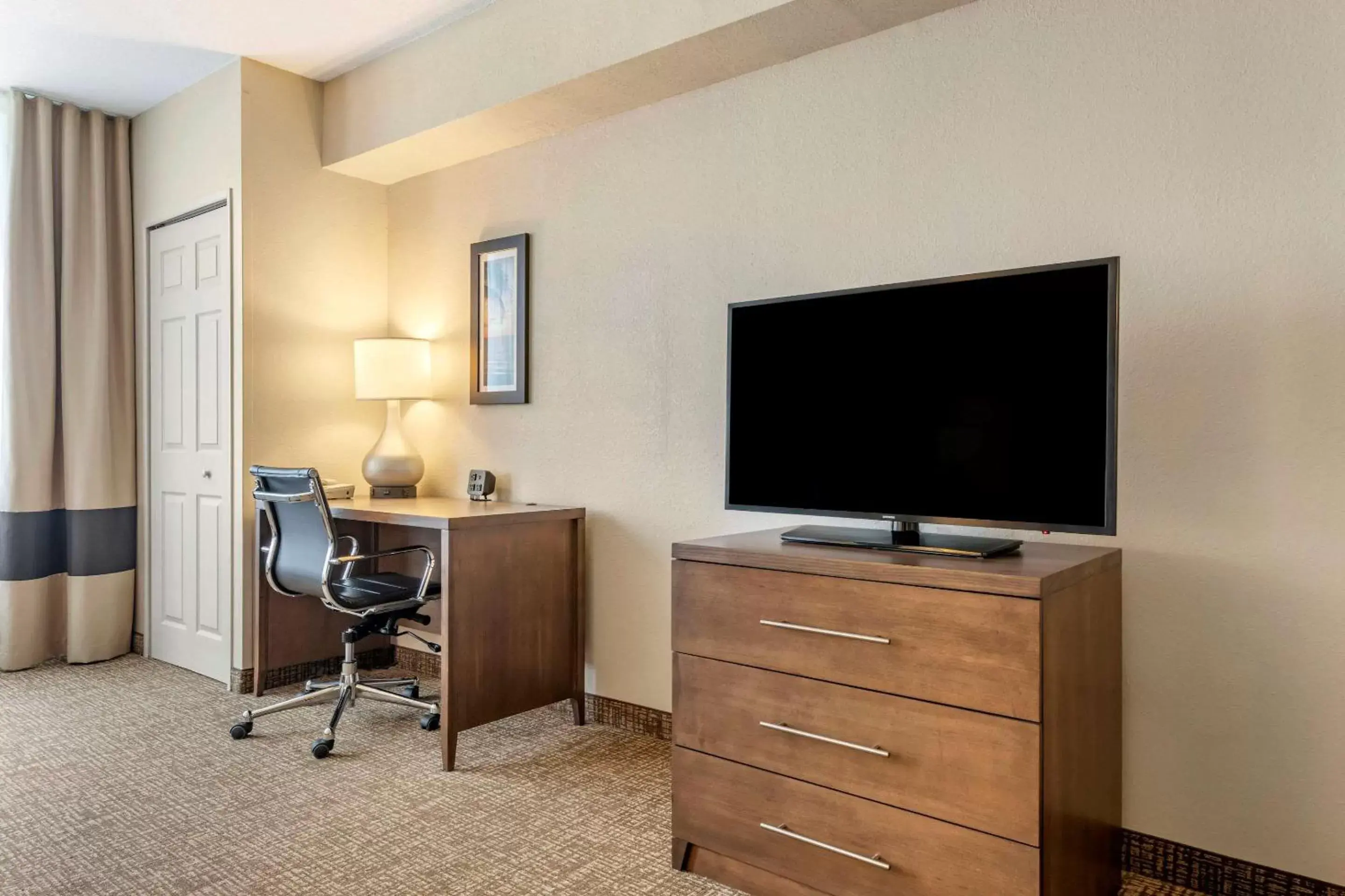 Photo of the whole room, TV/Entertainment Center in Comfort Suites Maingate East