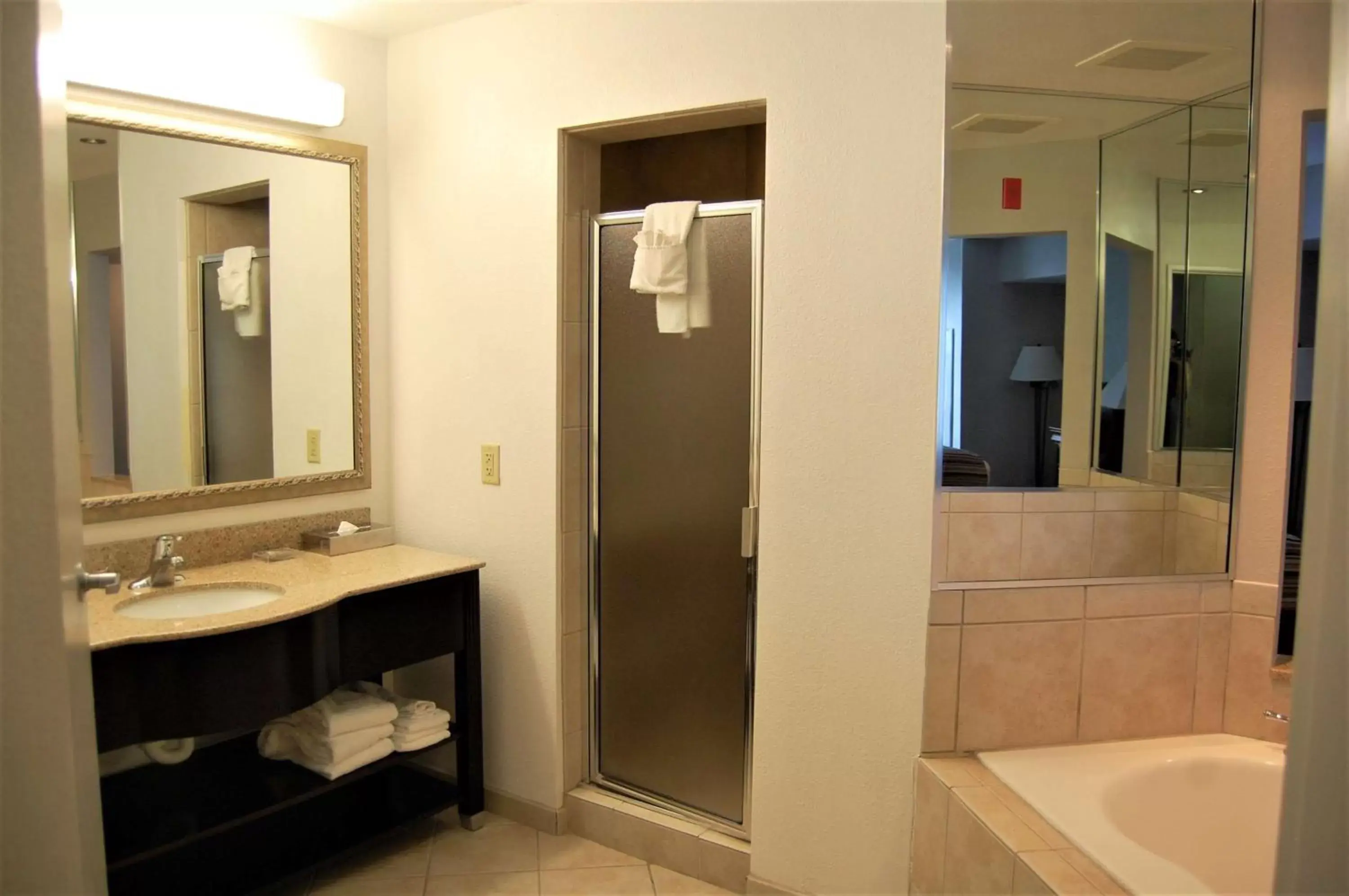 Bathroom in Country Inn & Suites by Radisson, Athens, GA