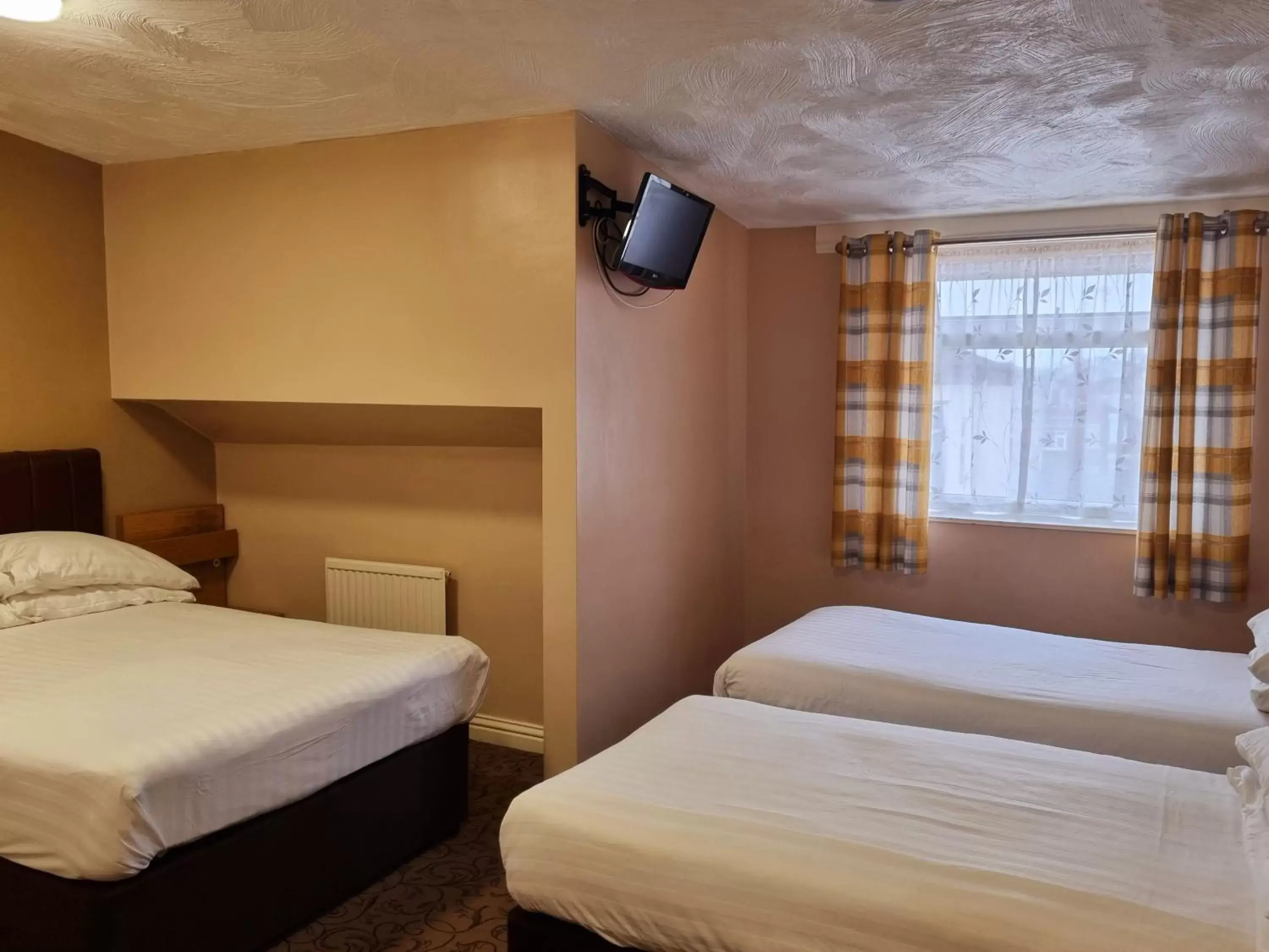 Property building, Bed in The Beechfield Hotel