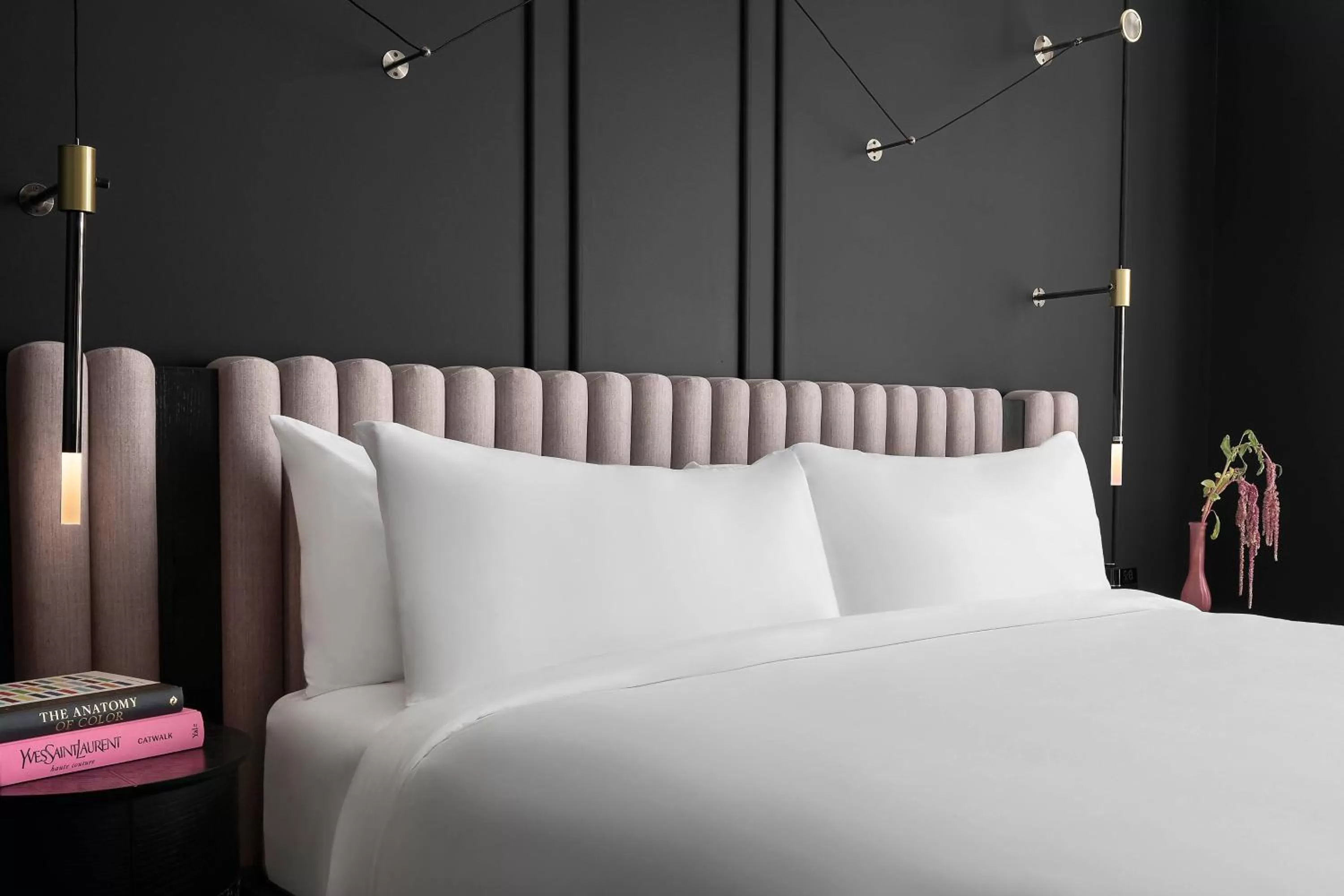 Photo of the whole room, Bed in Renaissance Milwaukee West Hotel