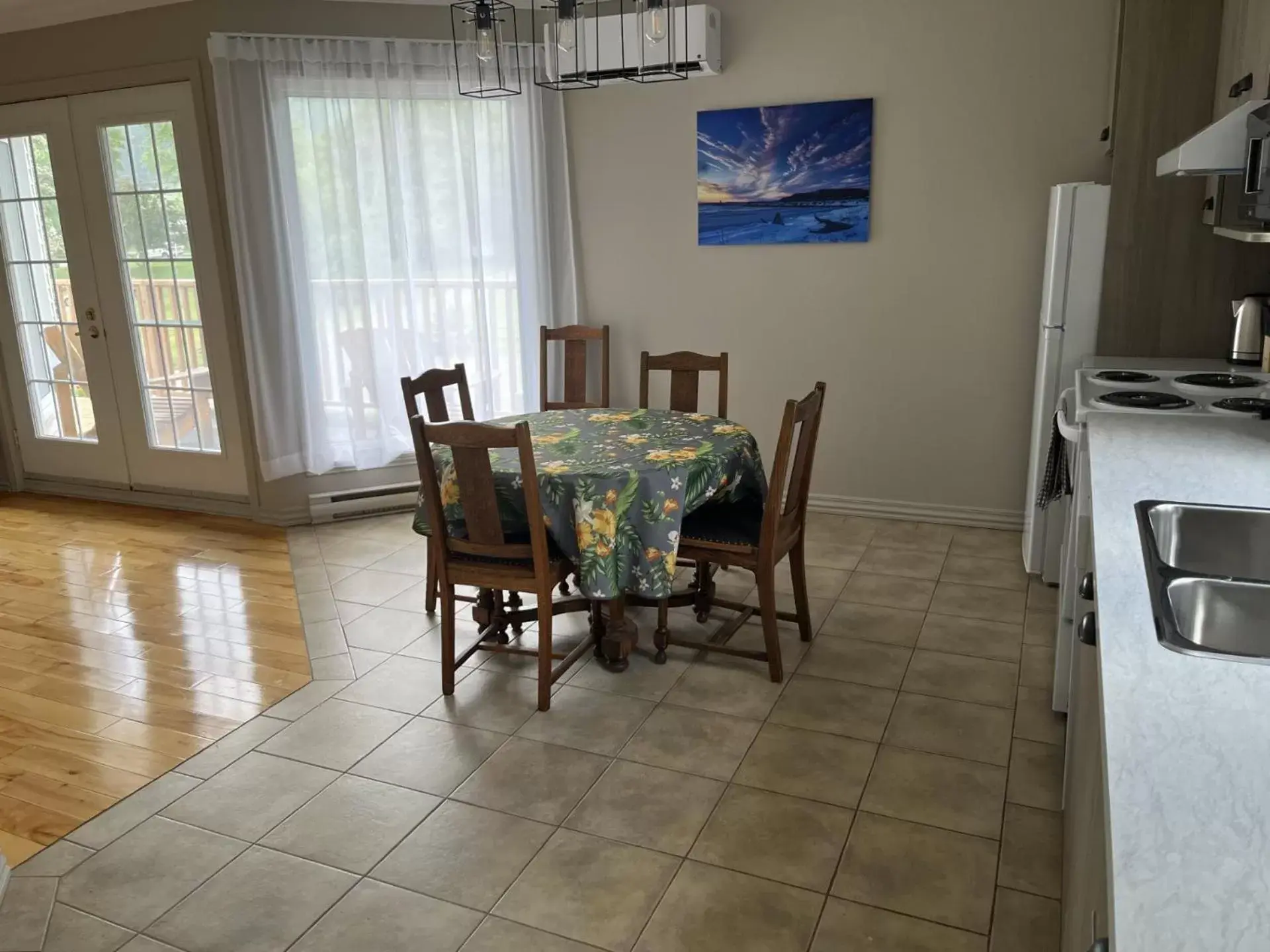 Kitchen or kitchenette, Dining Area in Manoir Belle Plage