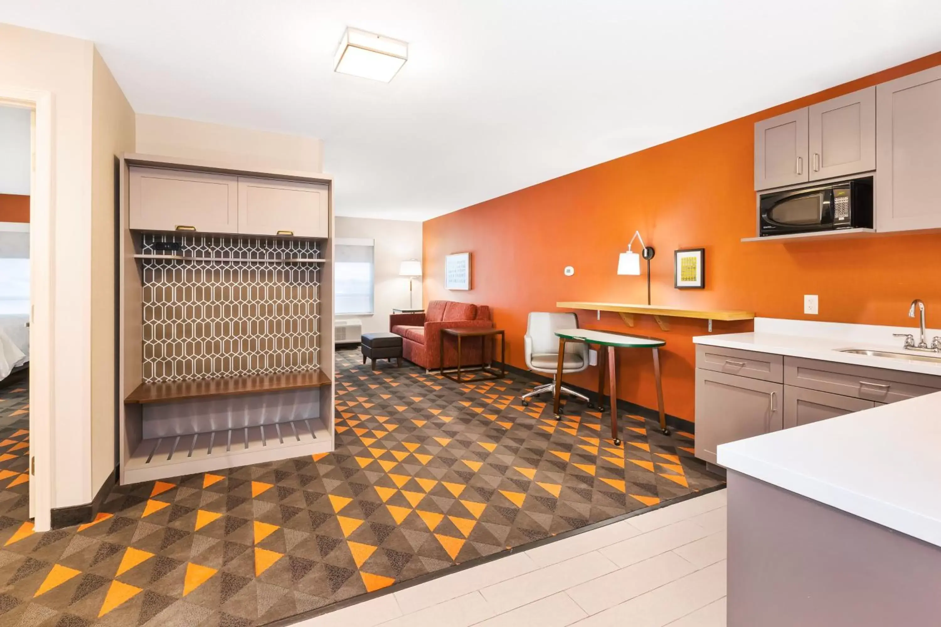 Photo of the whole room, Kitchen/Kitchenette in Holiday Inn & Suites - Toledo Southwest - Perrysburg, an IHG Hotel