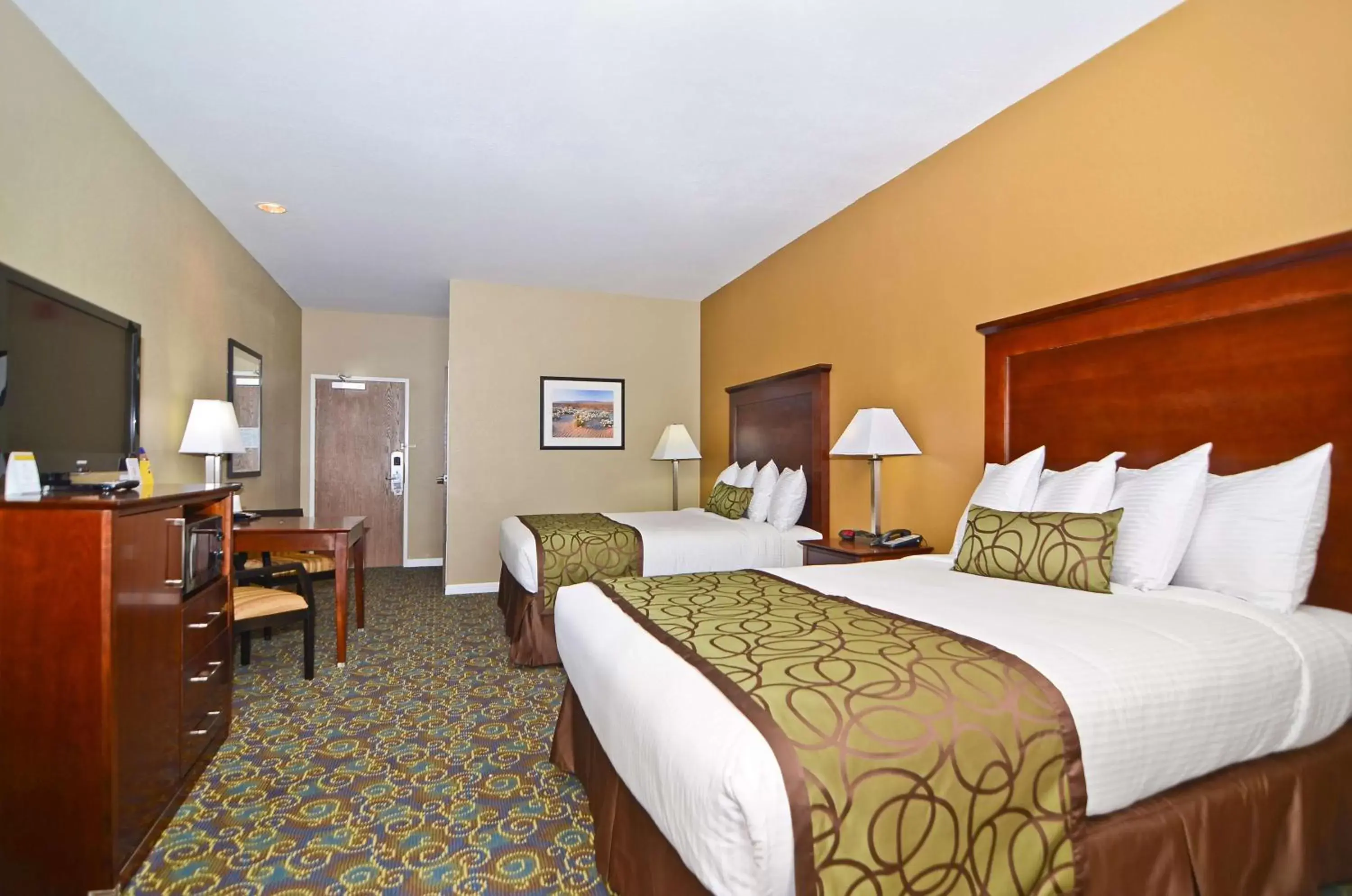 Photo of the whole room, Bed in Best Western California City Inn & Suites