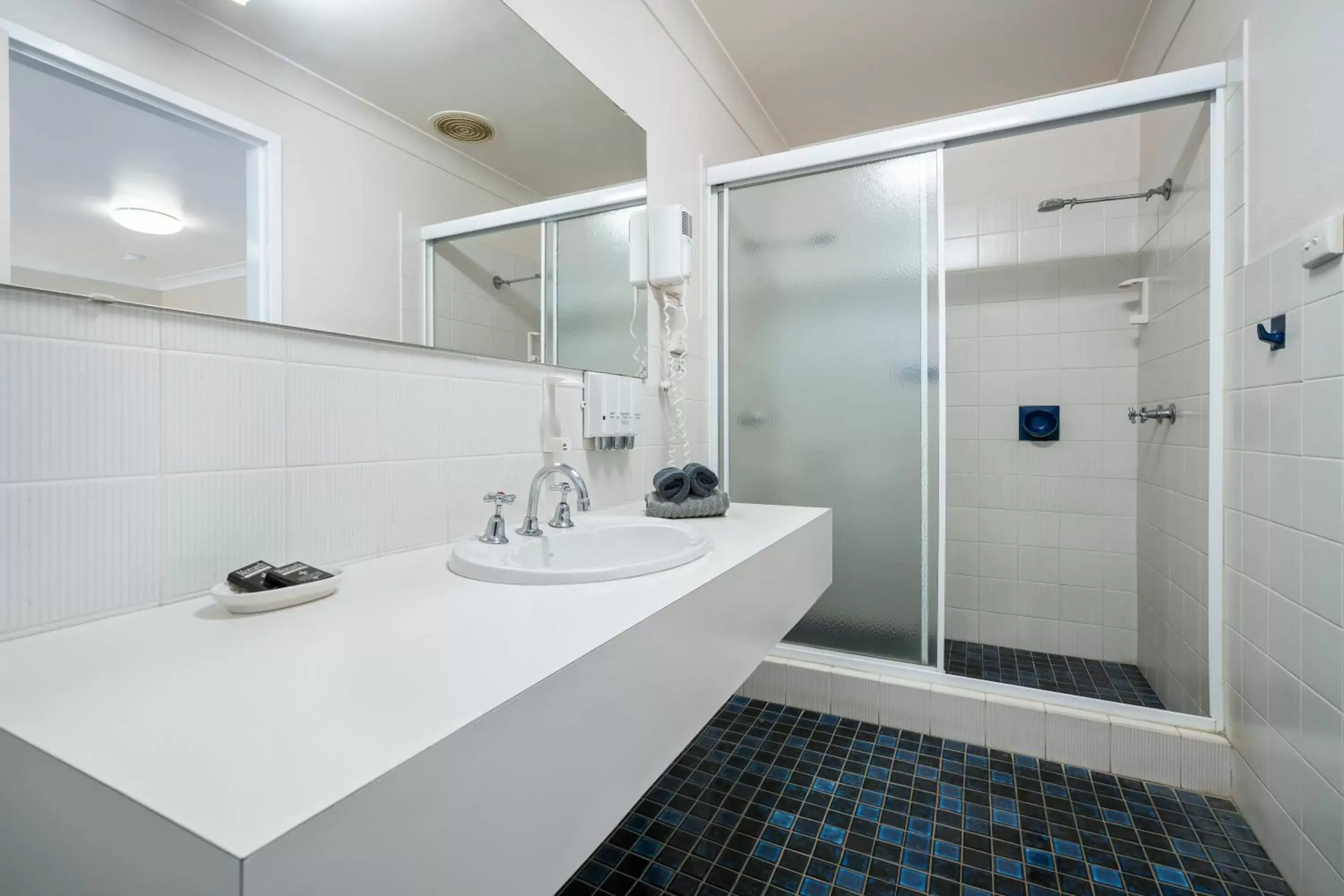 Shower, Bathroom in Garden City Motor Inn