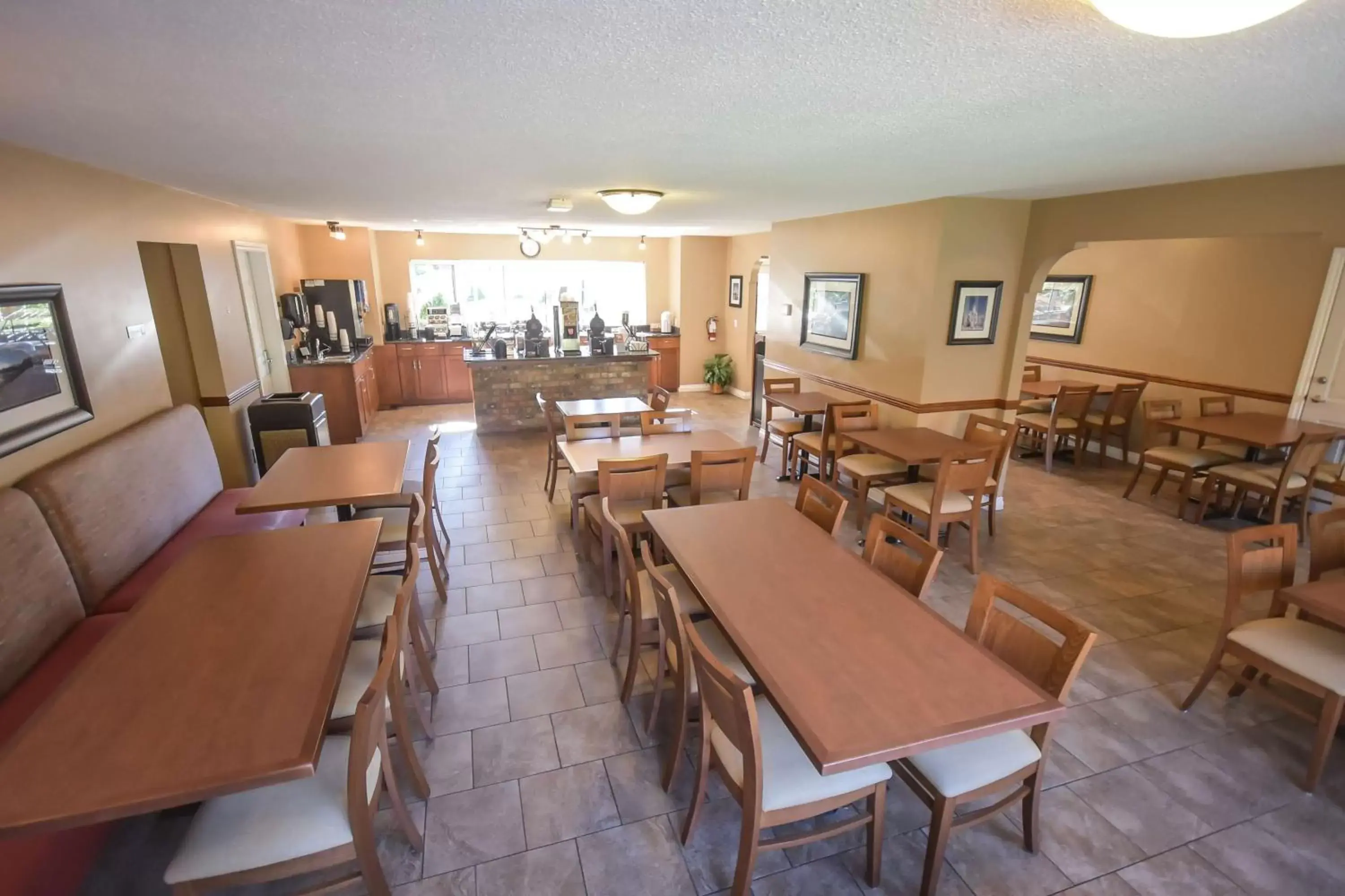 On site, Restaurant/Places to Eat in Best Western Sicamous Inn