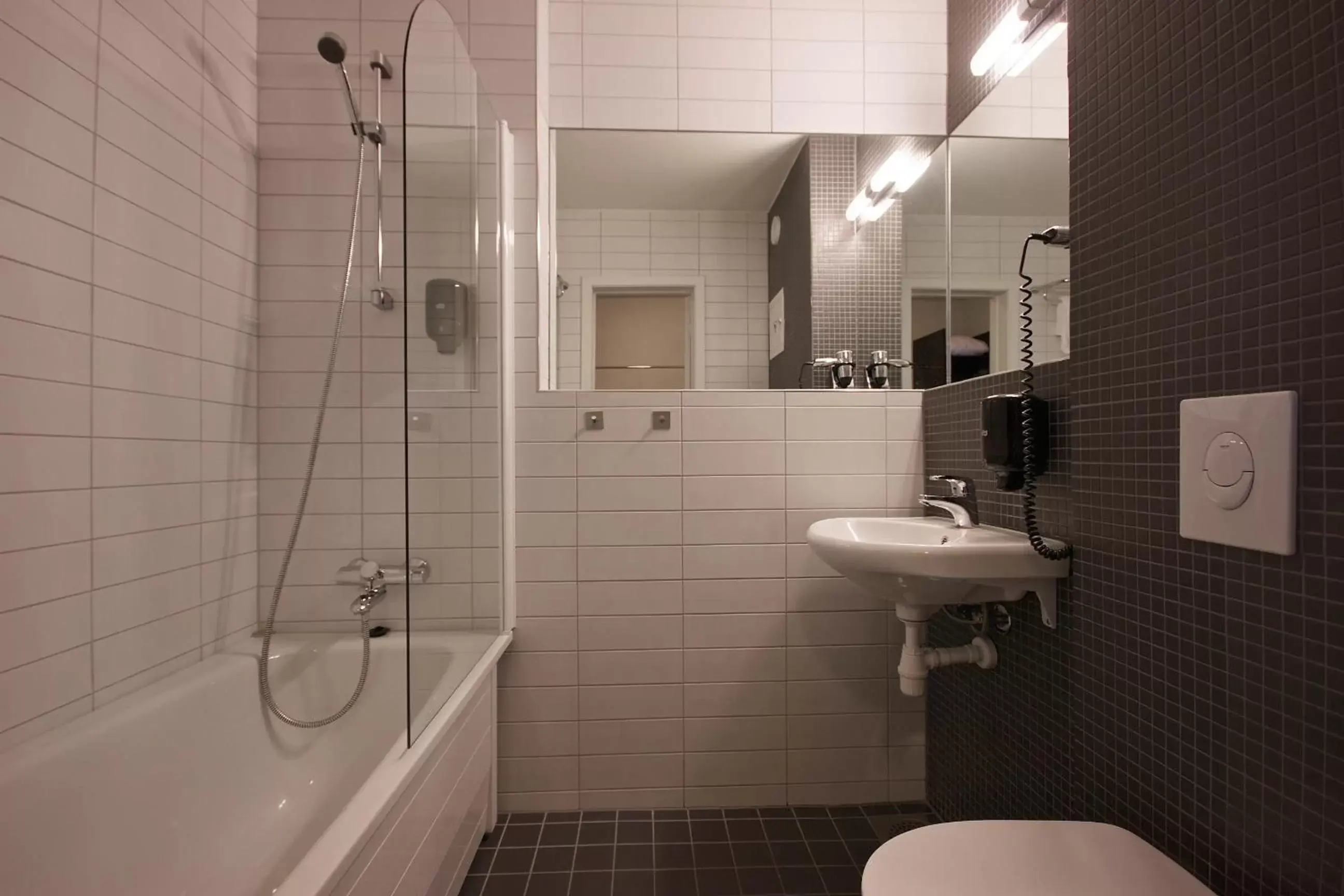 Bathroom in Comfort Hotel Victoria Florø