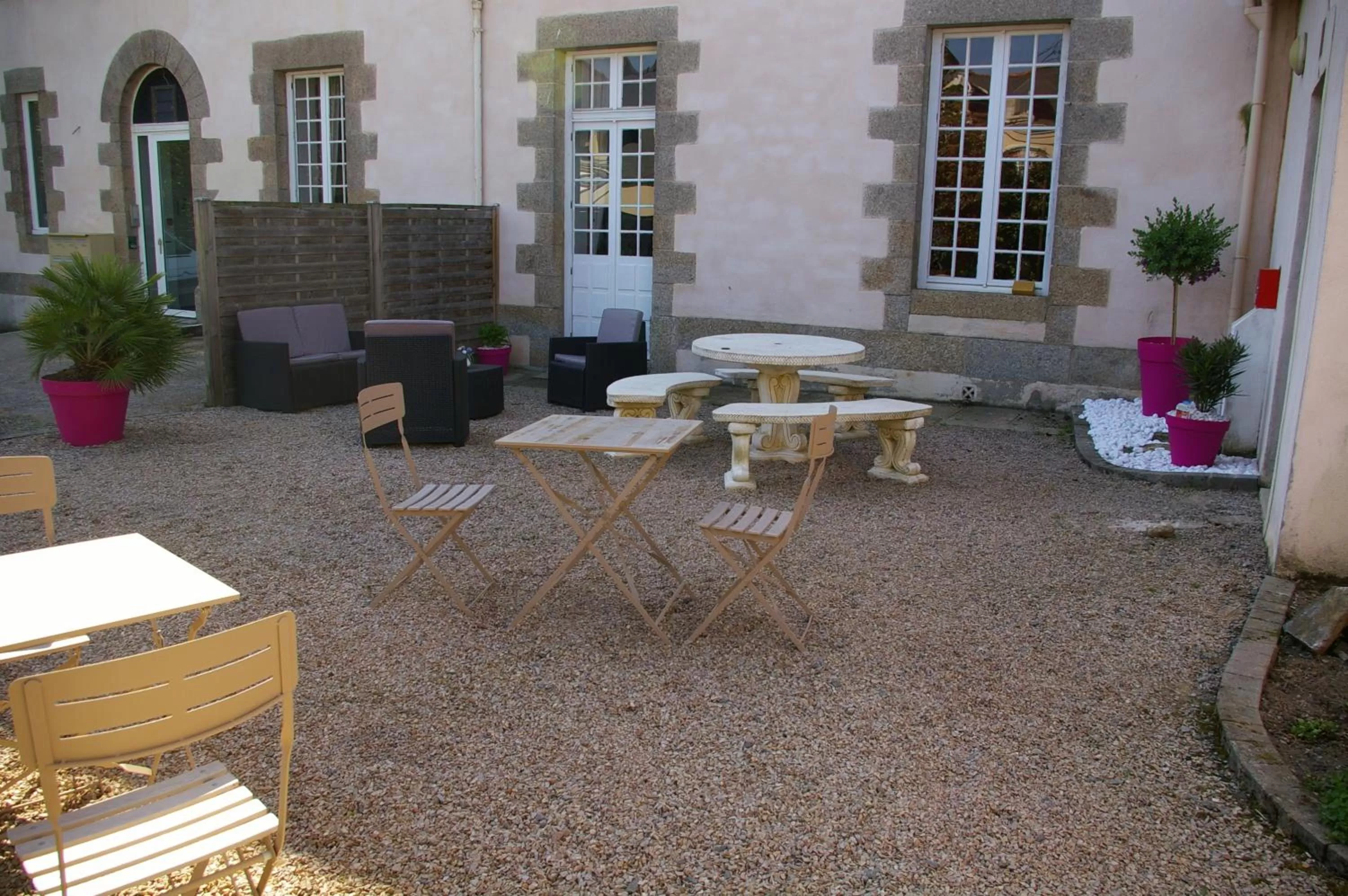 Property building in Hôtel de Bretagne - anciennement Queen Serenity Hotel