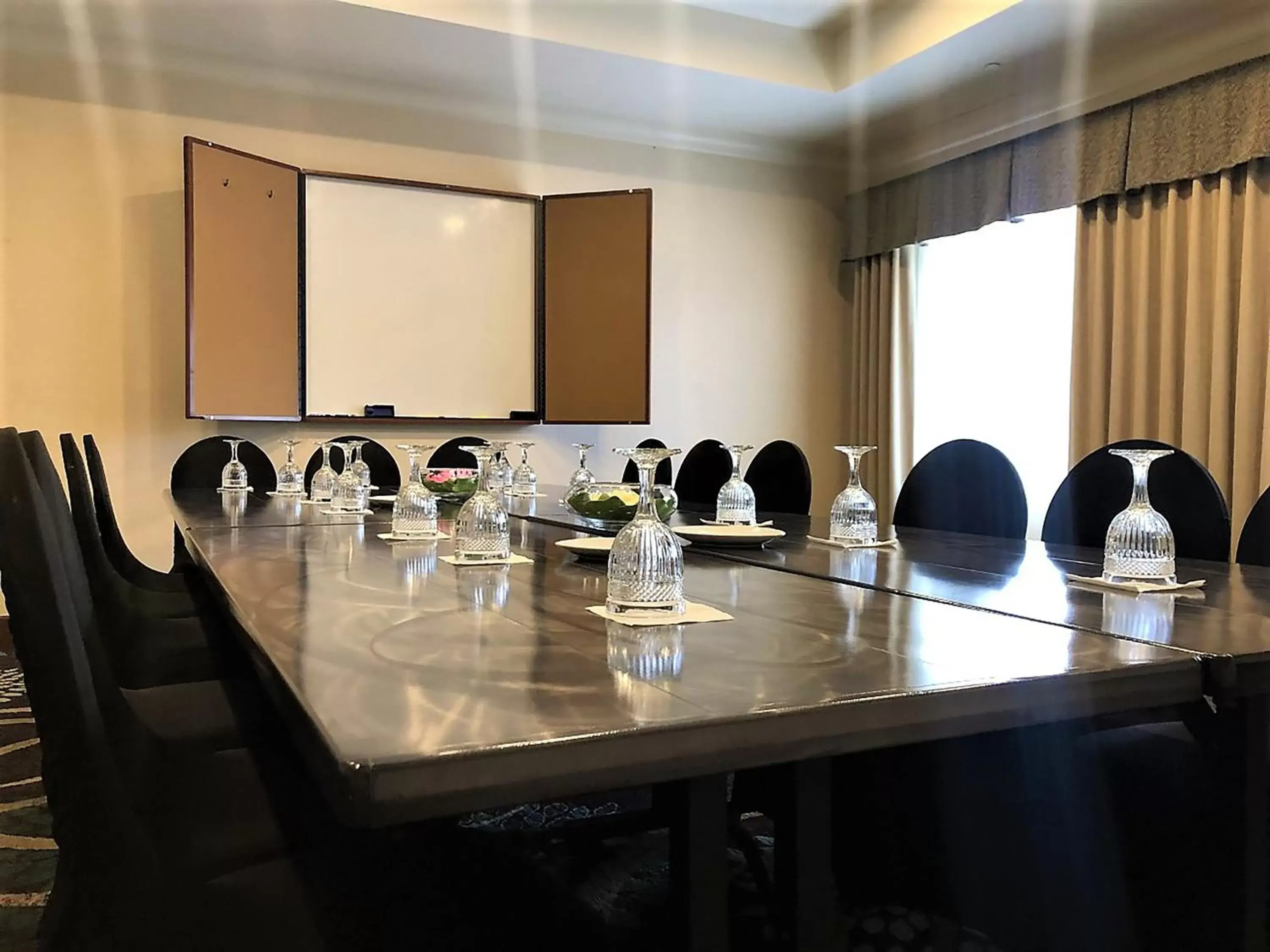Meeting/conference room in Staybridge Suites Rochester University, an IHG Hotel