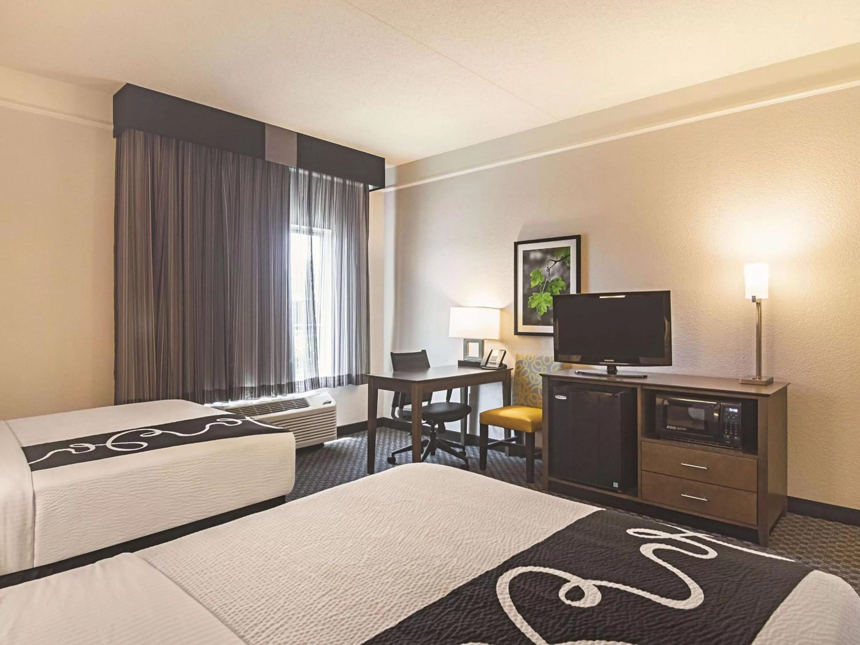 Photo of the whole room, Bed in La Quinta by Wyndham Oklahoma City - NW Expwy