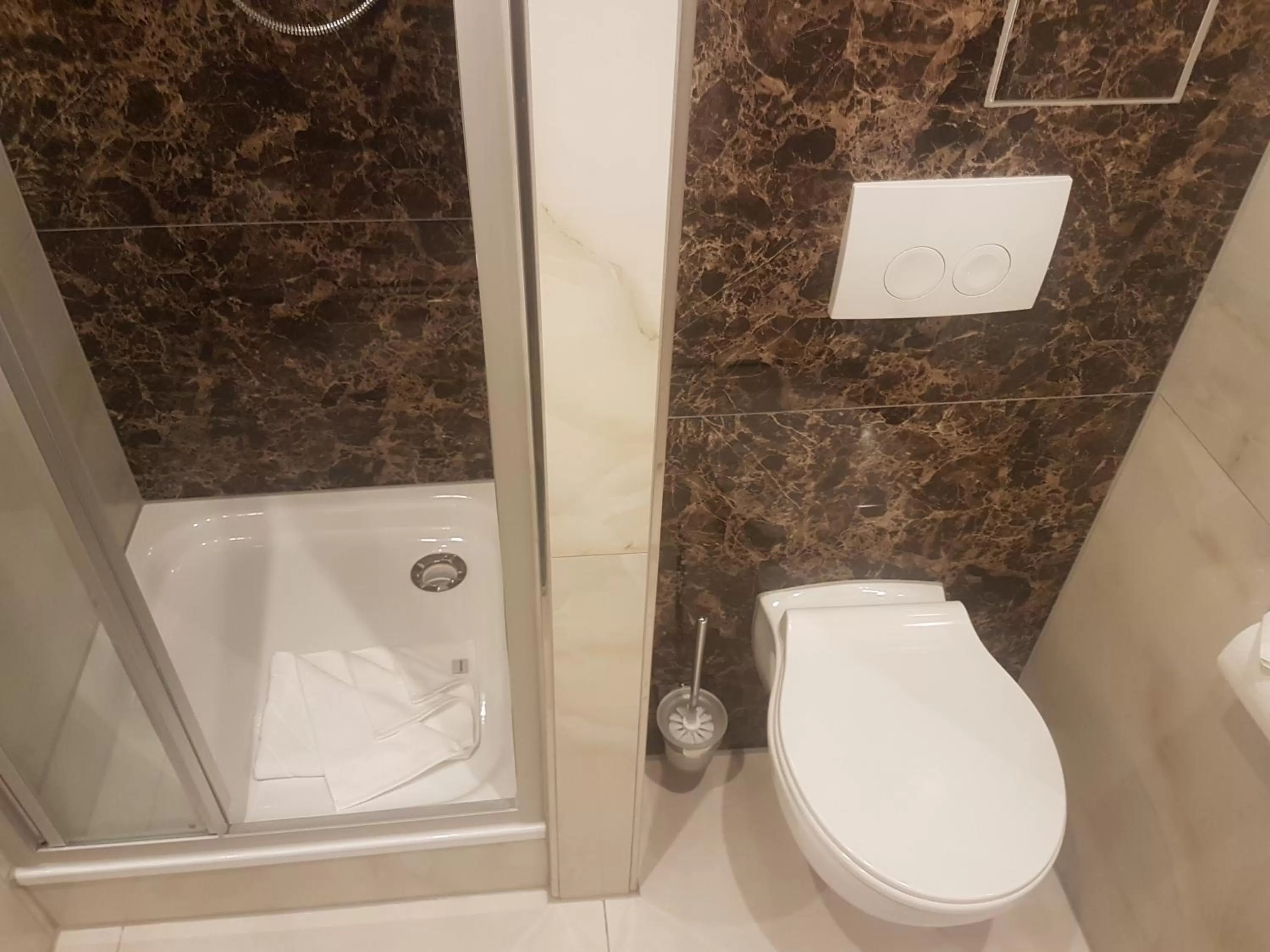 Toilet in Elbgalerie Hotel