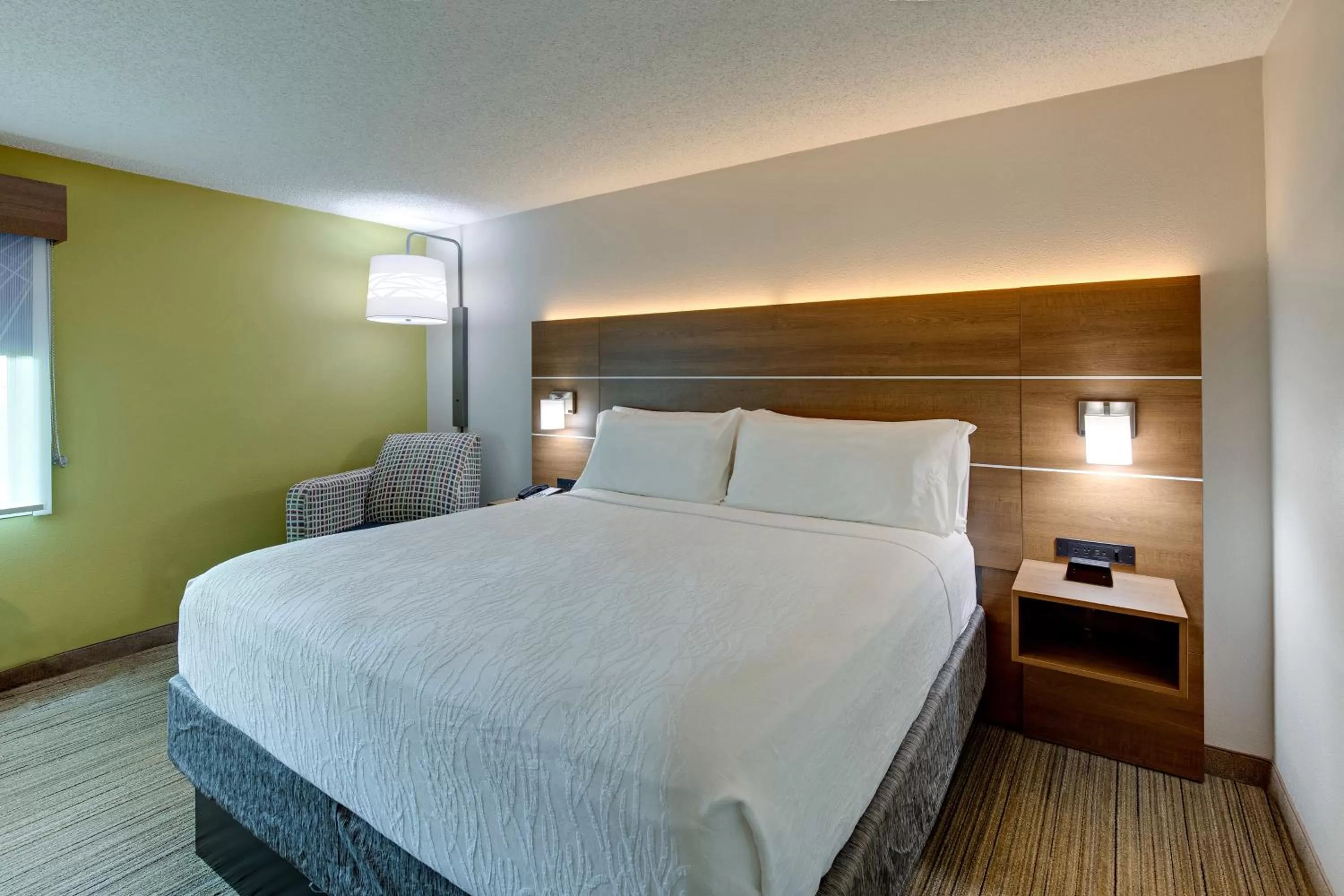 Photo of the whole room, Bed in Holiday Inn Express Nashville W-I40 by IHG