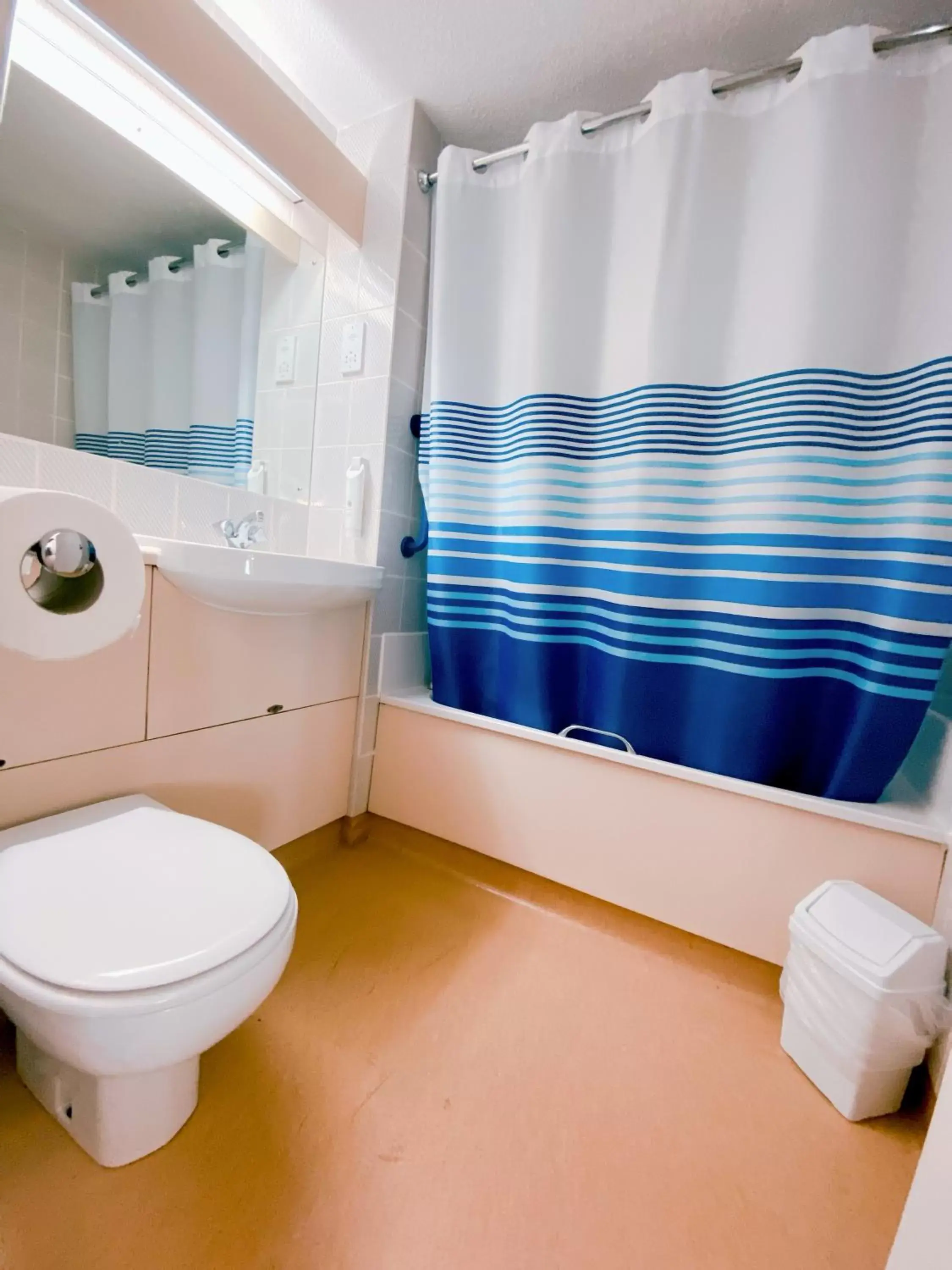 Bathroom in Redwings Lodge Rutland