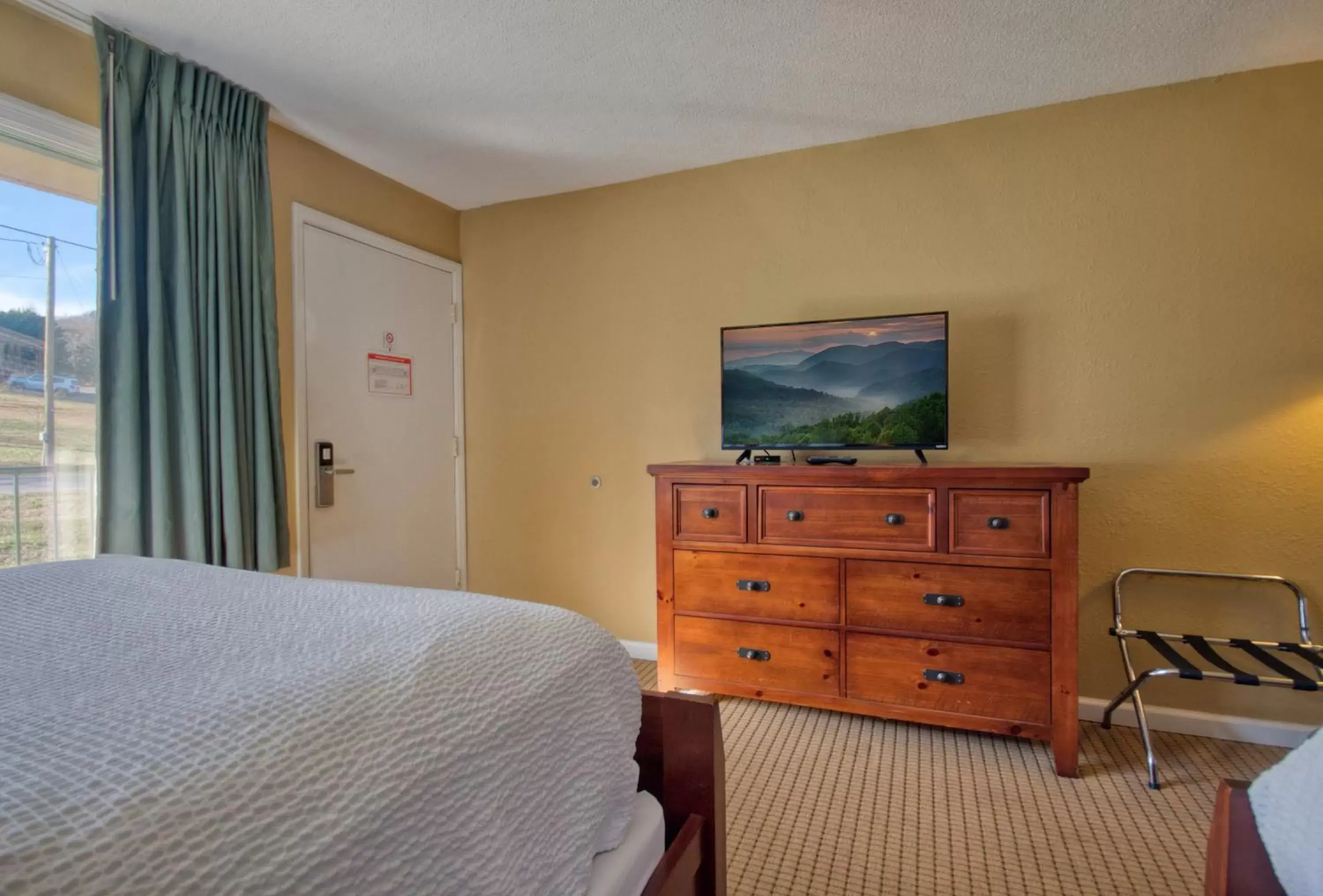 TV and multimedia, Bed in Tremont Lodge & Resort