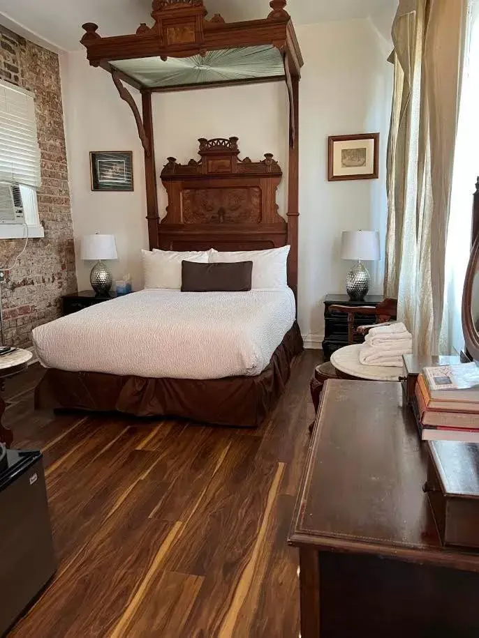 Bedroom, Bed in Lafitte Hotel & Bar