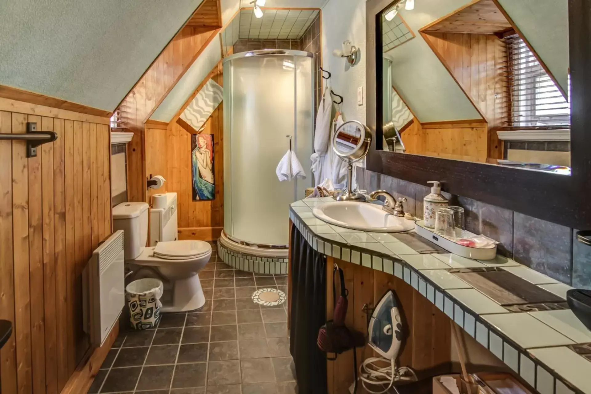 Bedroom, Bathroom in Chateau Murdock Gite et Esthétique 1950
