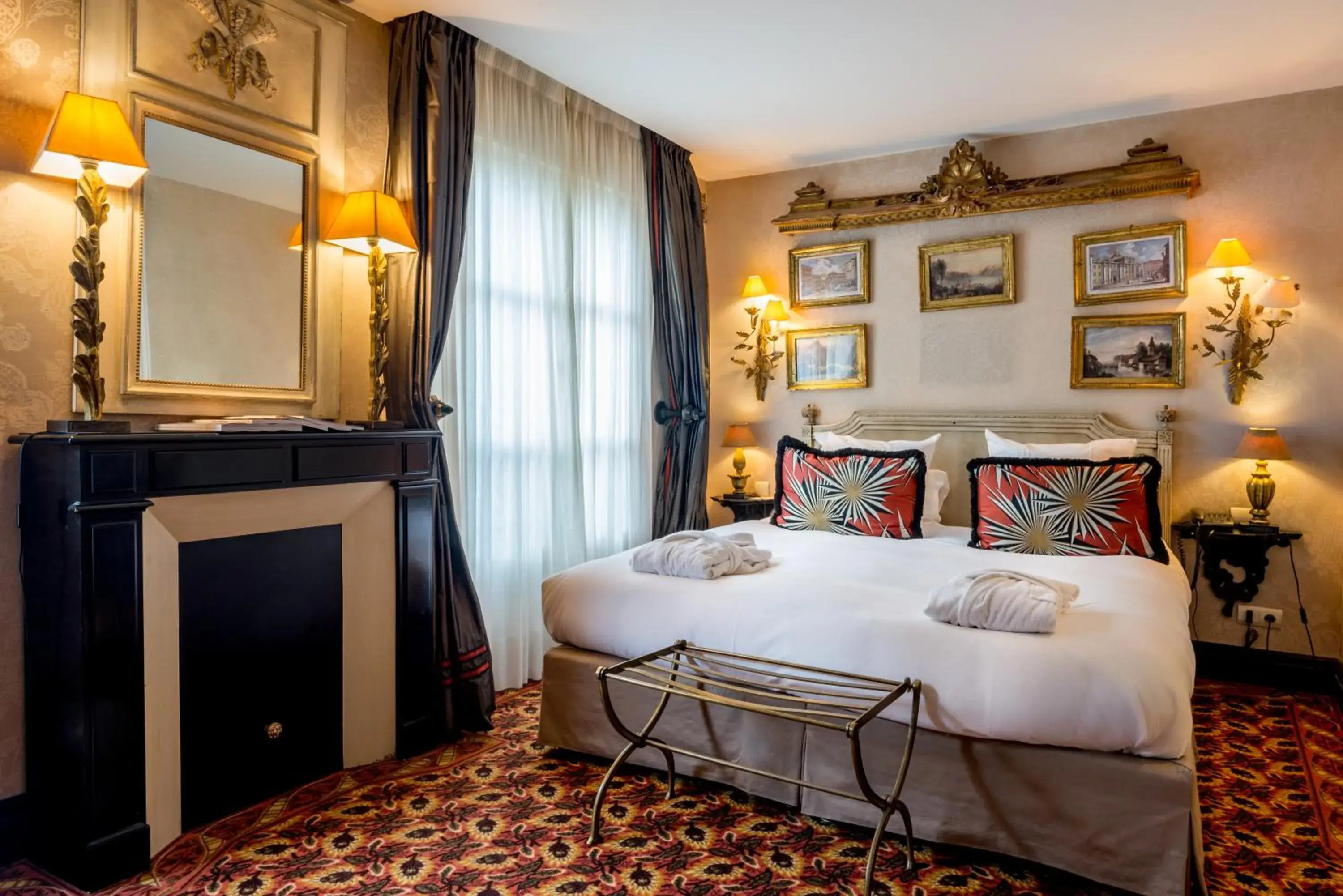 Bedroom, Bed in Hôtel Chateaubriand Bedroom, Bed in Hôtel Chateaubriand