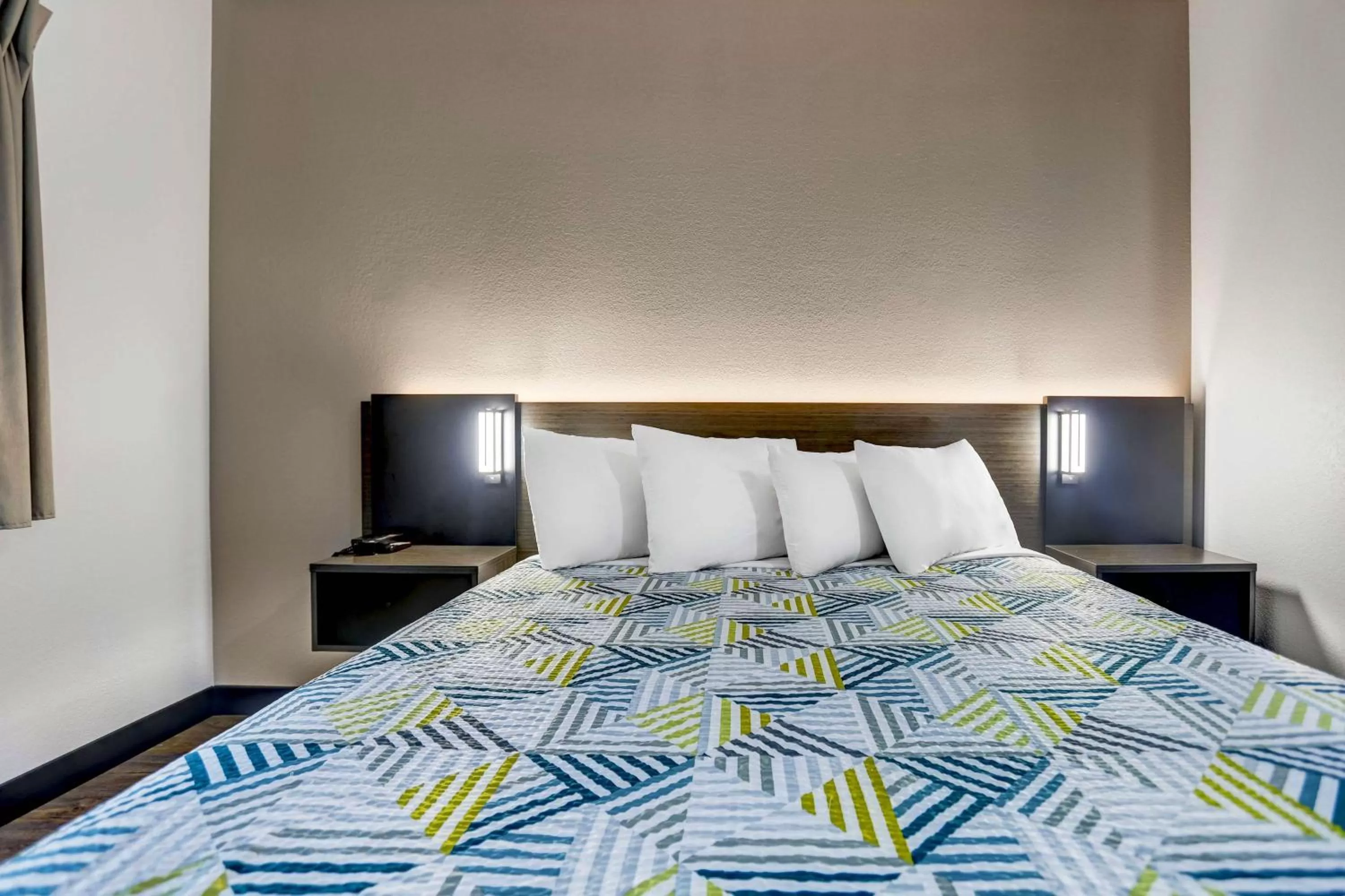 Photo of the whole room, Bed in Motel 6-Weatherford, TX