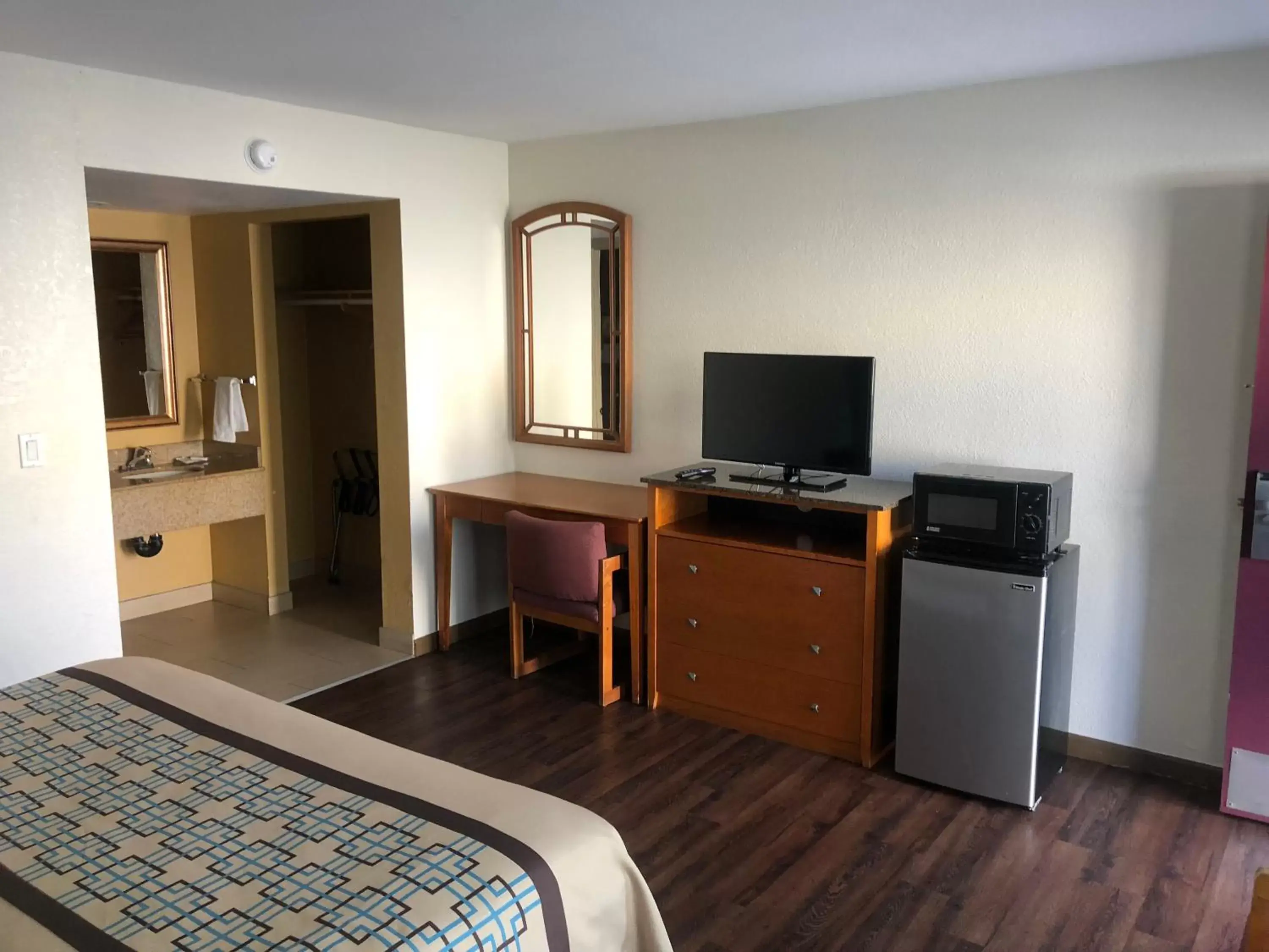 TV and multimedia, TV/Entertainment Center in Northgate Motel