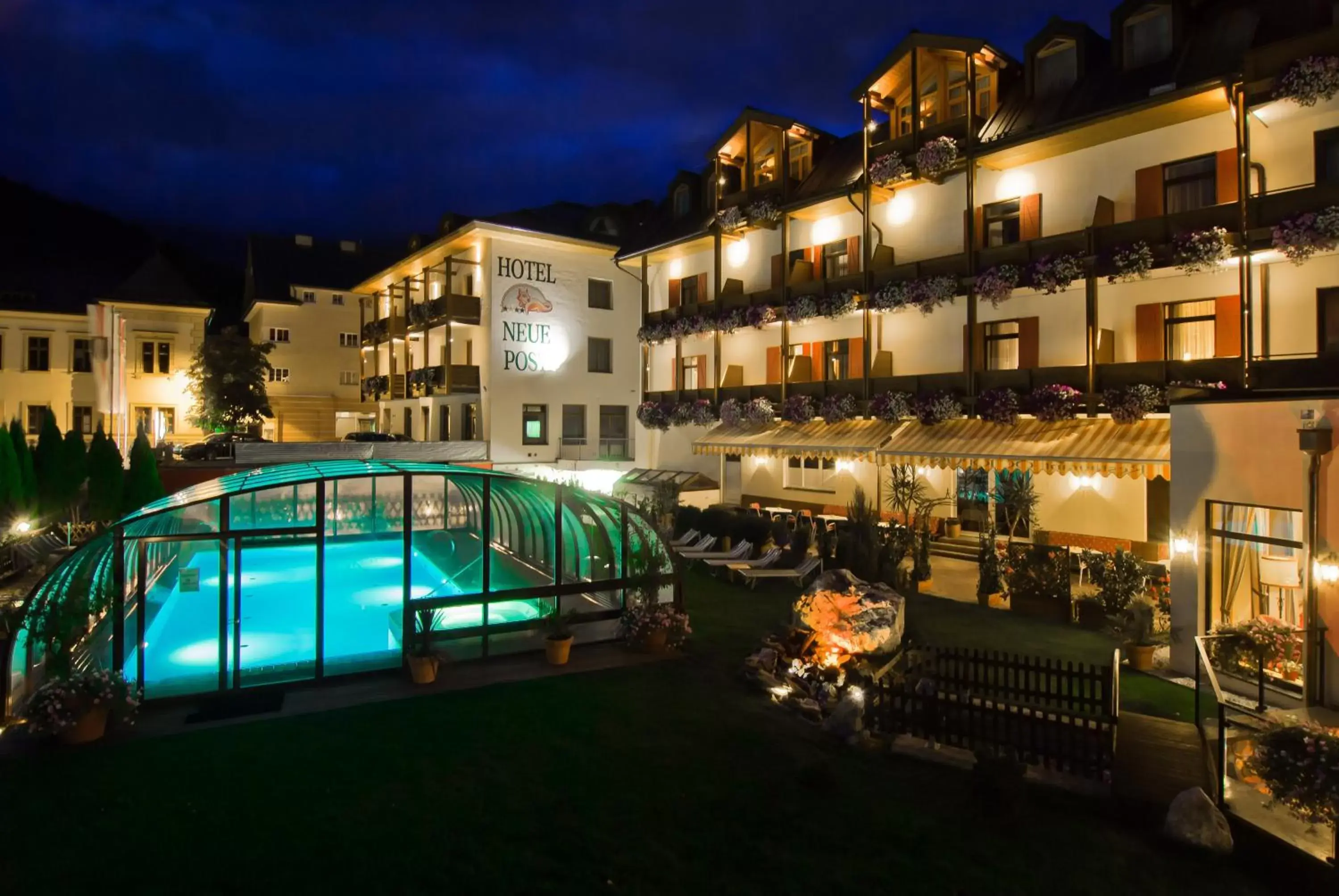 Facade/entrance, Swimming Pool in Hotel Neue Post