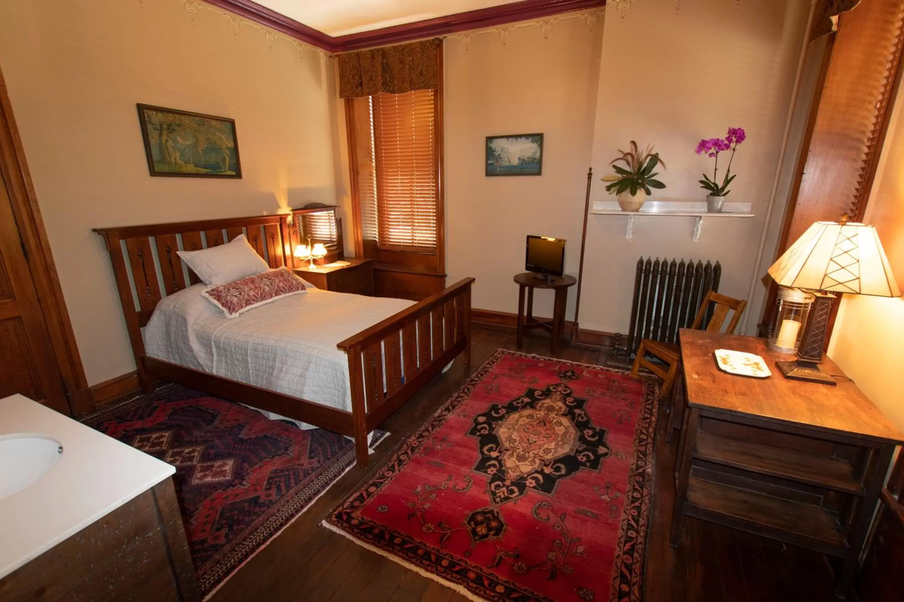 Deluxe Queen Room in Gifford-Risley House Bed and Breakfast Deluxe Queen Room in Gifford-Risley House Bed and Breakfast