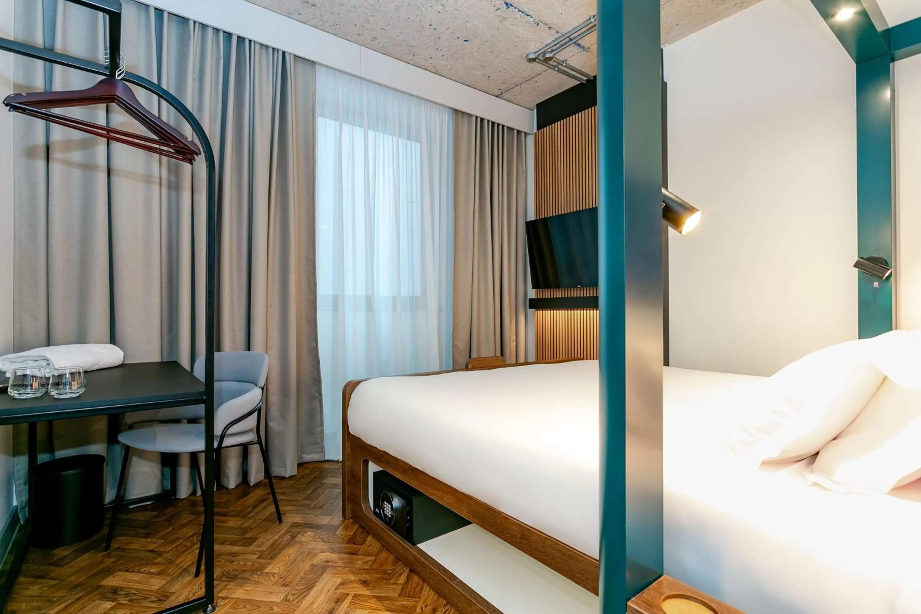 Bedroom, Bed in YOTEL Manchester Deansgate