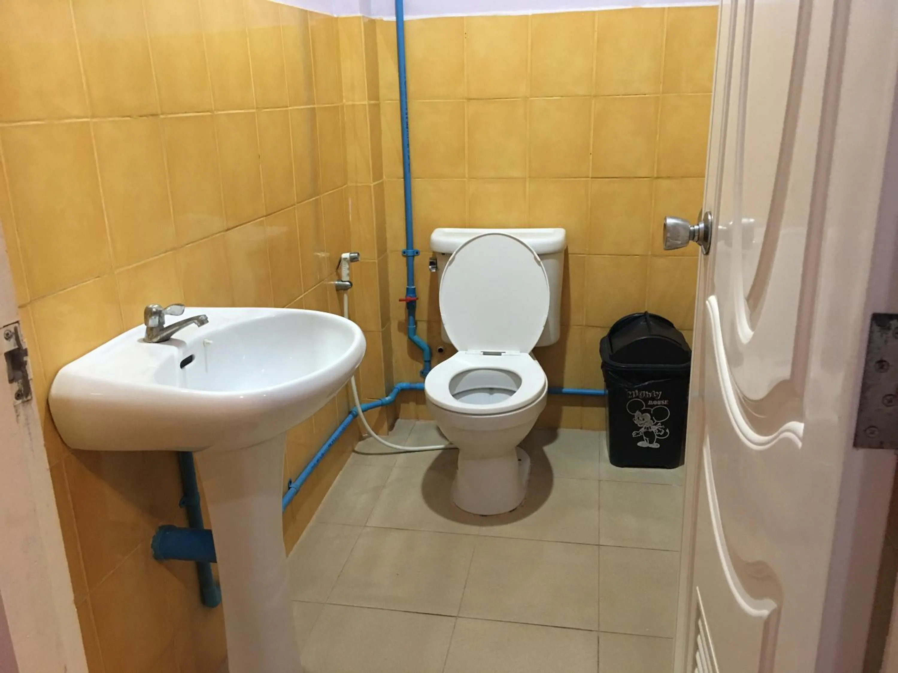 Toilet in Lanta Garden Home