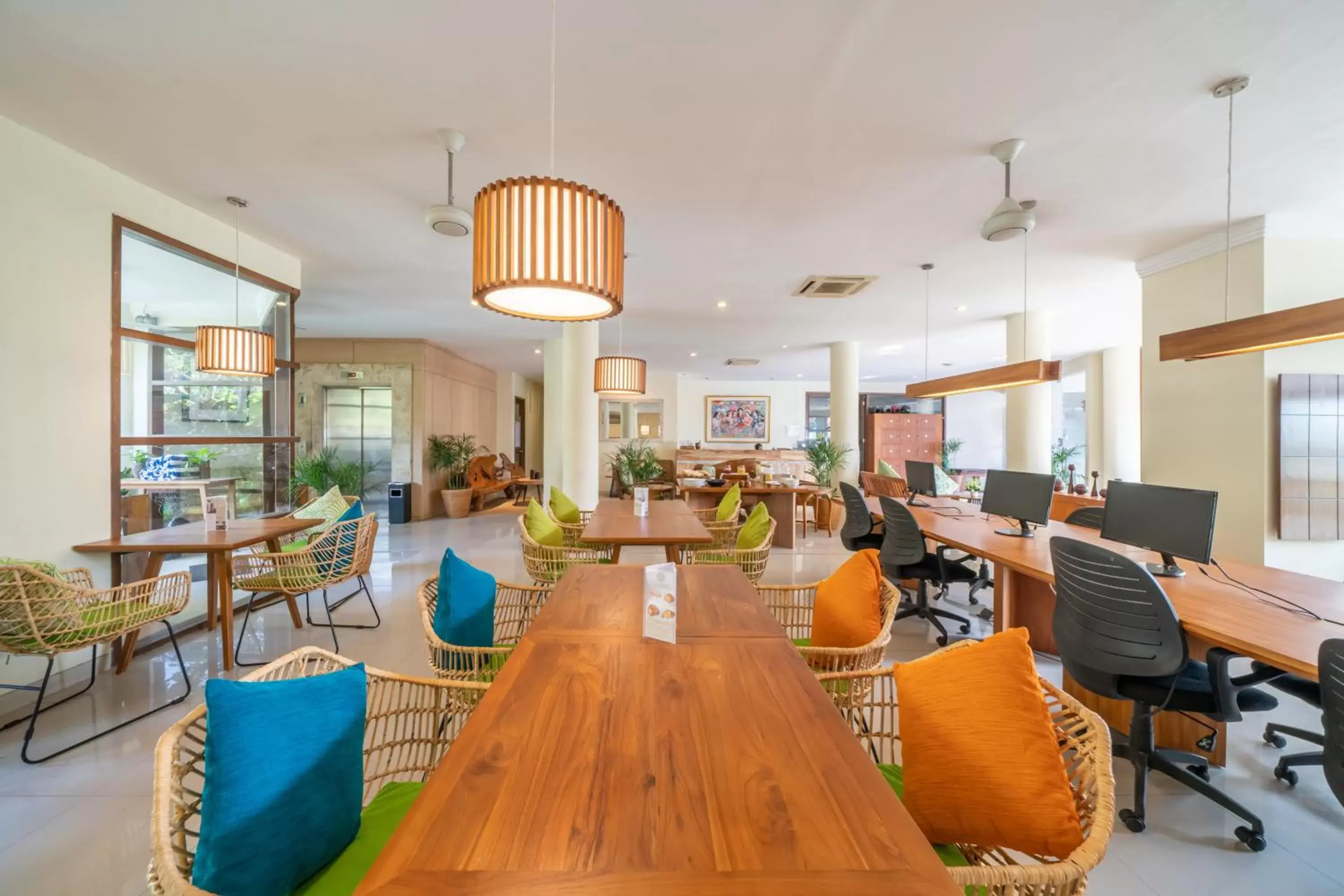 Restaurant/places to eat in Sara Residence by Nakula Restaurant/places to eat in Sara Residence by Nakula