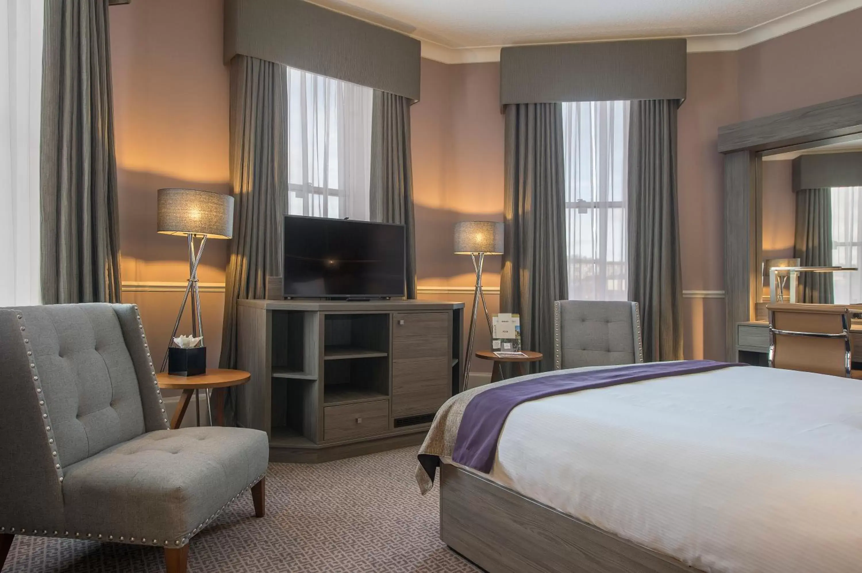 Bedroom, TV/Entertainment Center in Crowne Plaza - Sheffield, an IHG Hotel