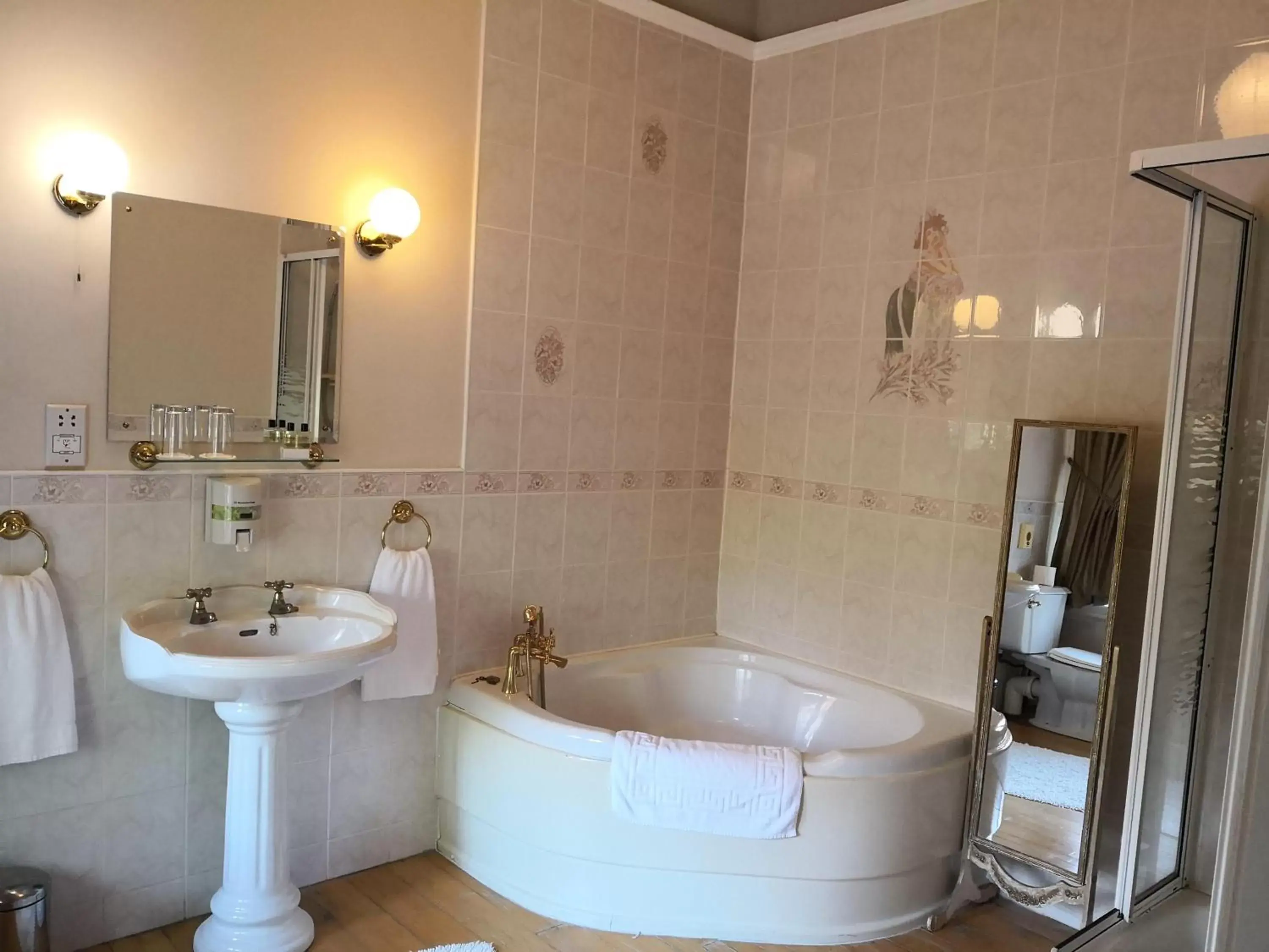 Bathroom in Dunmar House Hotel